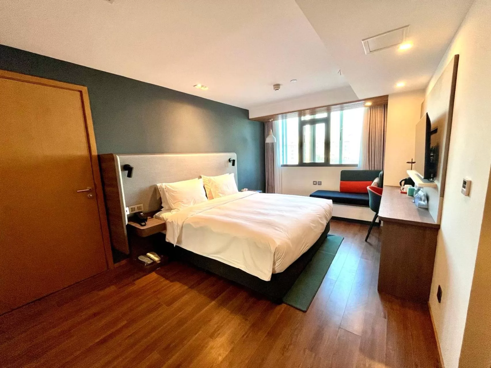 Facility for disabled guests, Bed in Holiday Inn Express Qingdao City Center by IHG