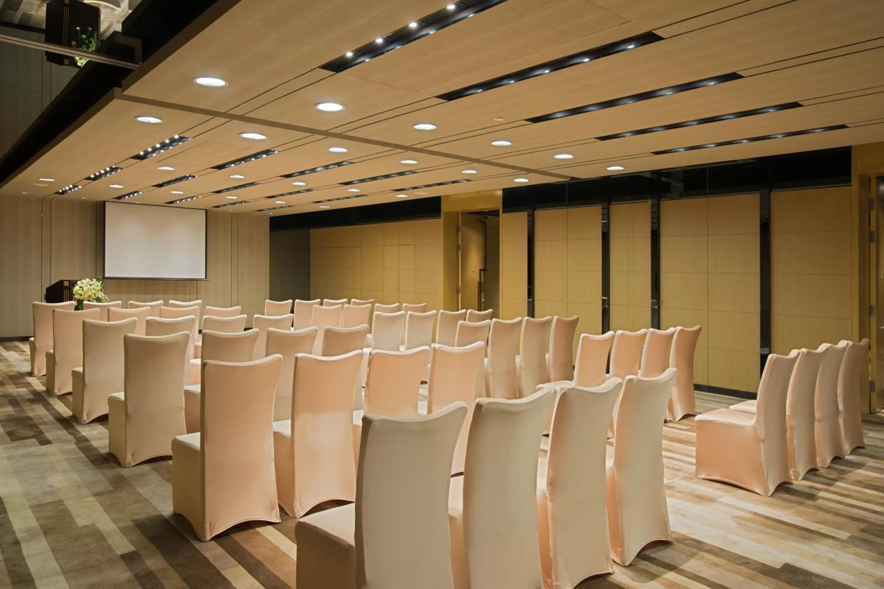 Meeting/conference room in Crowne Plaza Guangzhou Huadu by IHG