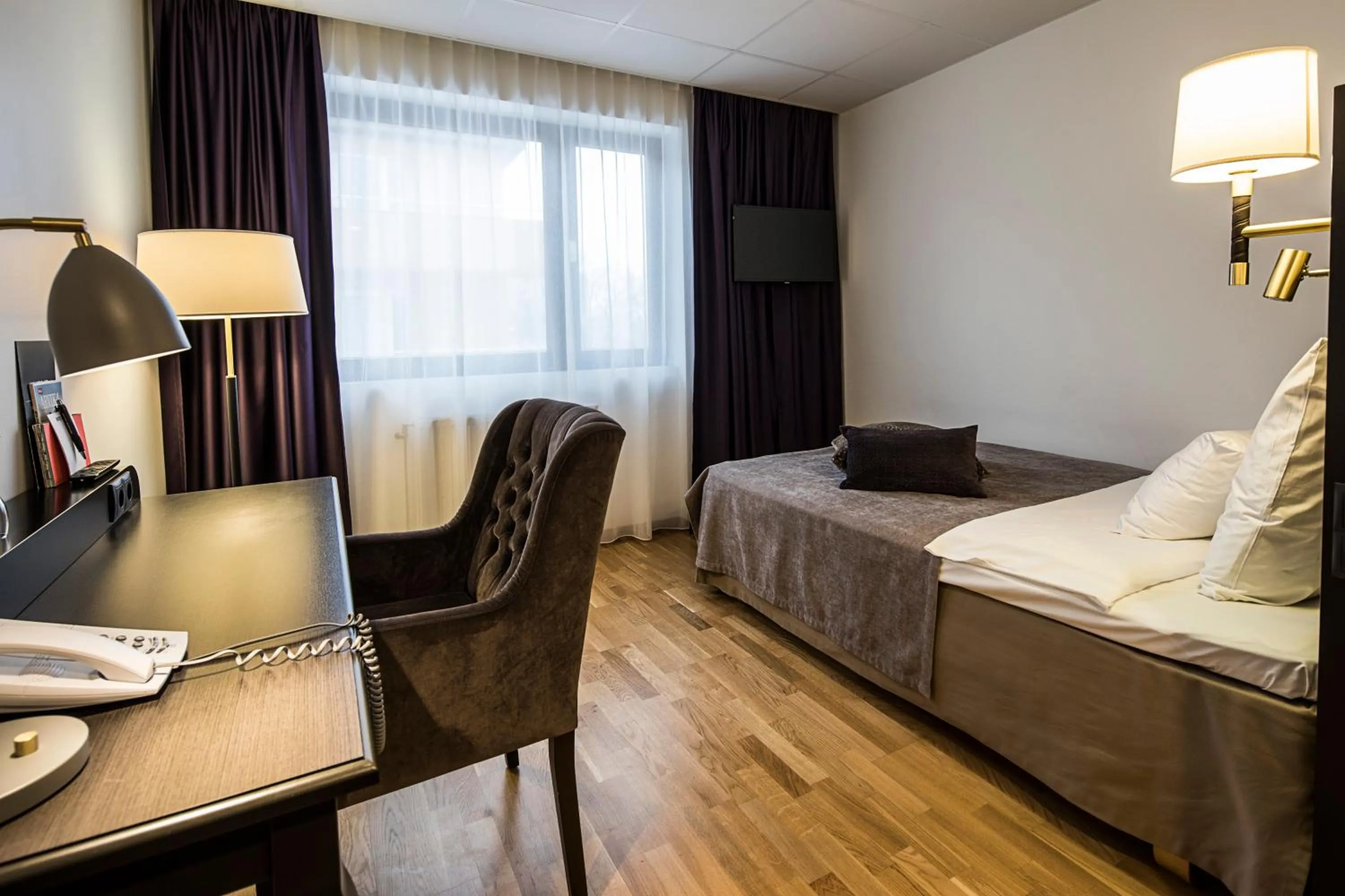 Day, Bed in Home Hotel Bristol