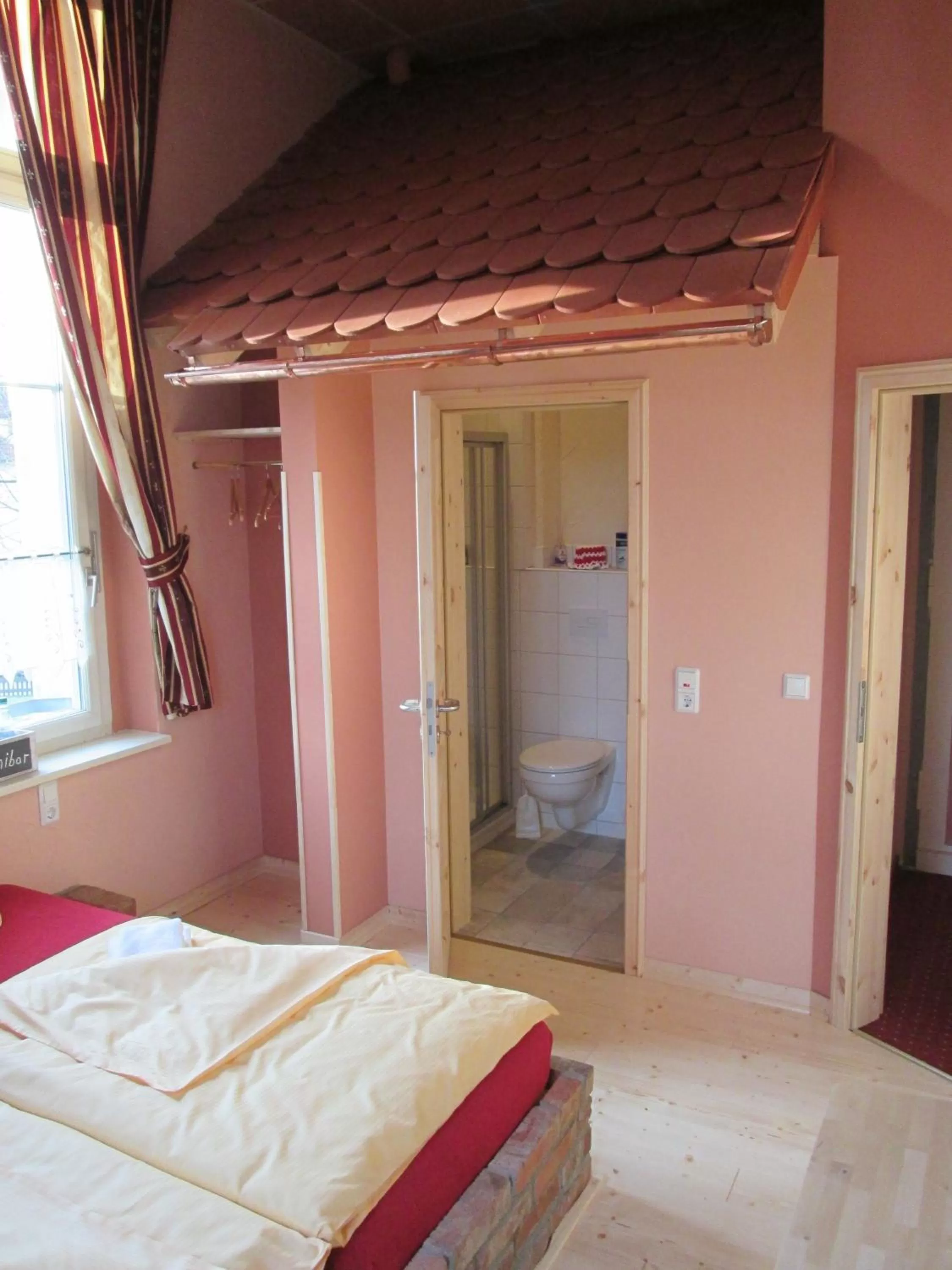 Shower, Bed in Hotel Villa Wirtshaus Köpenick