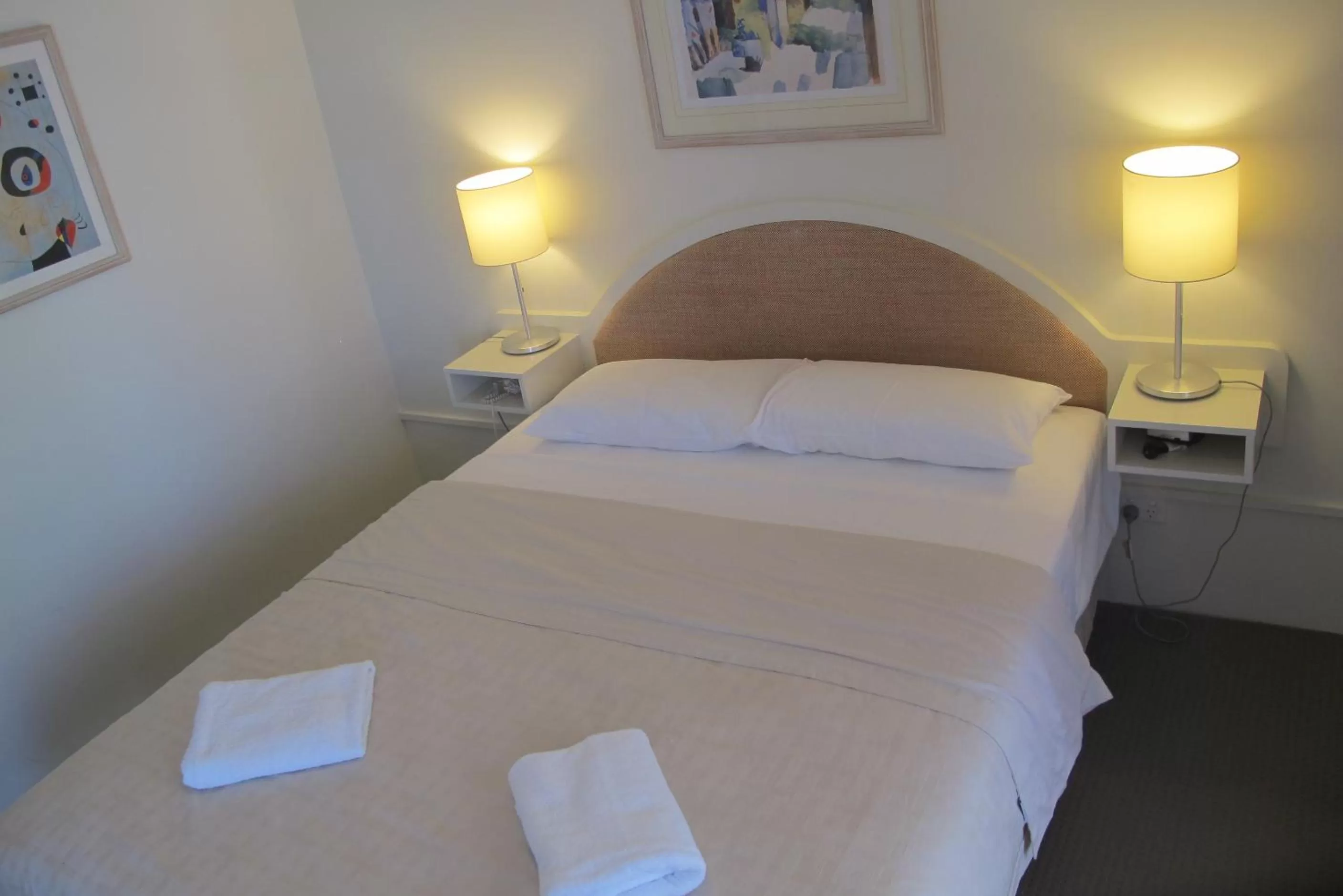 Bedroom, Bed in Spring Hill Mews Apartments