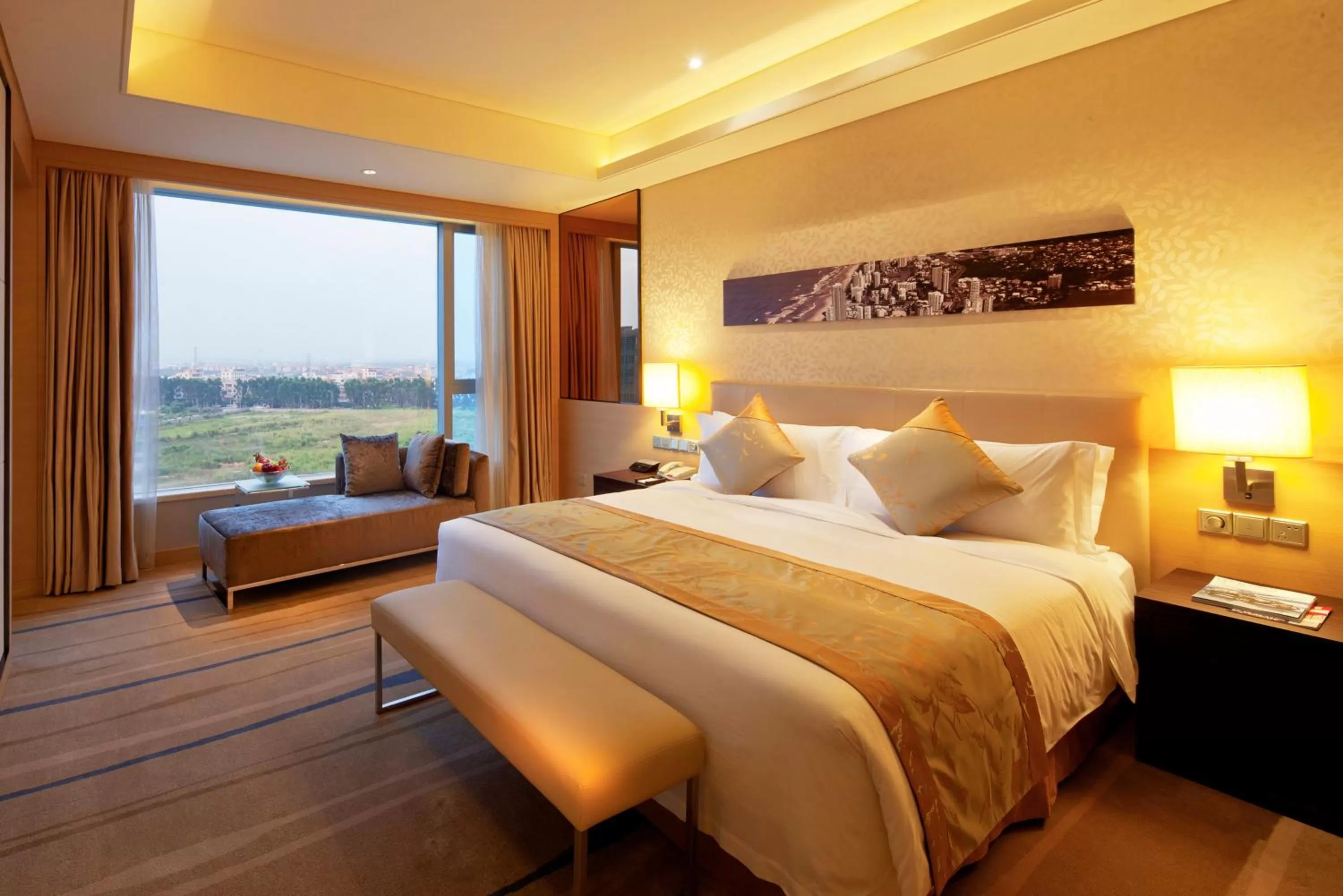Photo of the whole room, Bed in Crowne Plaza Guangzhou Huadu by IHG