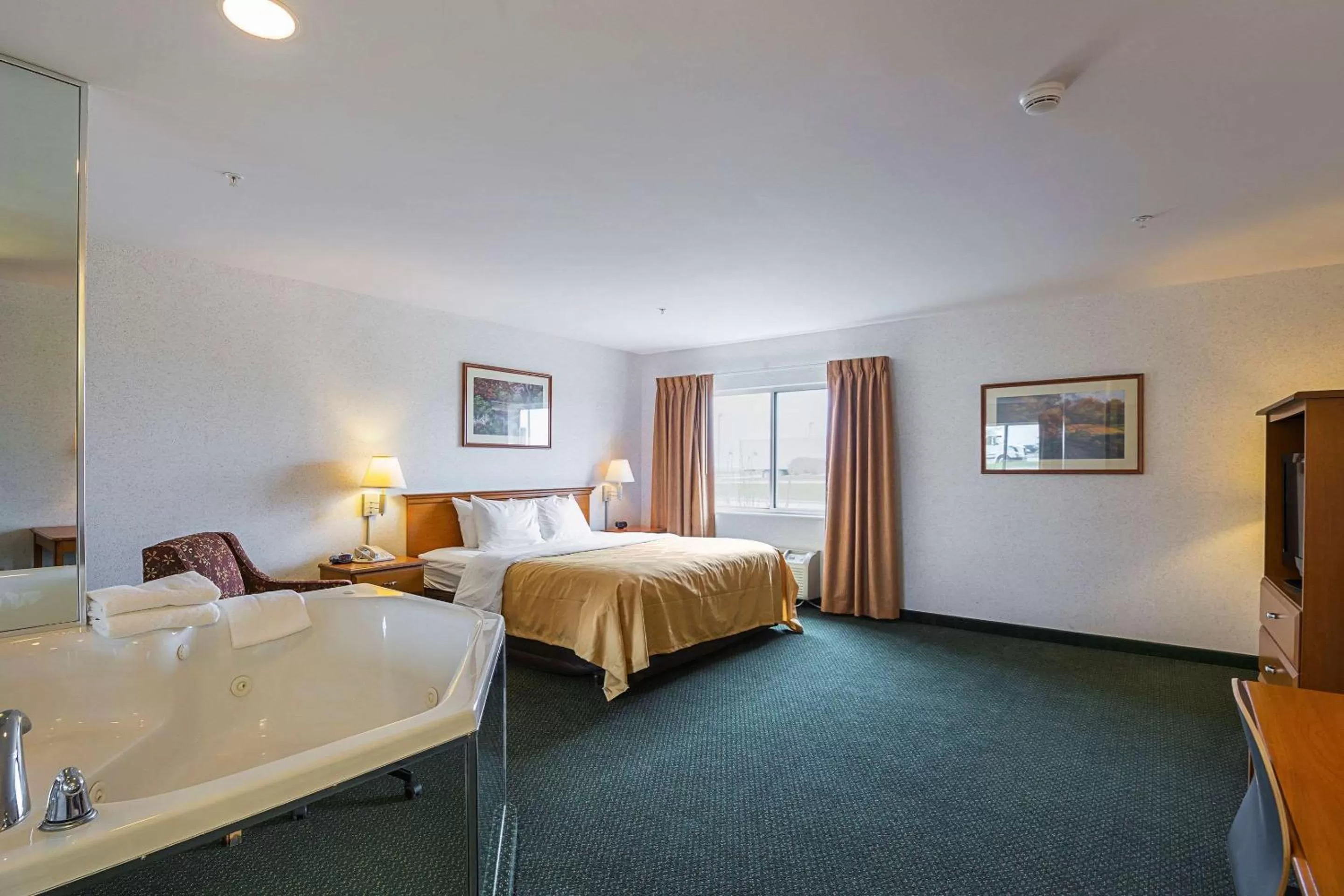 Photo of the whole room, Bed in Quality Inn & Suites Belmont - Platteville