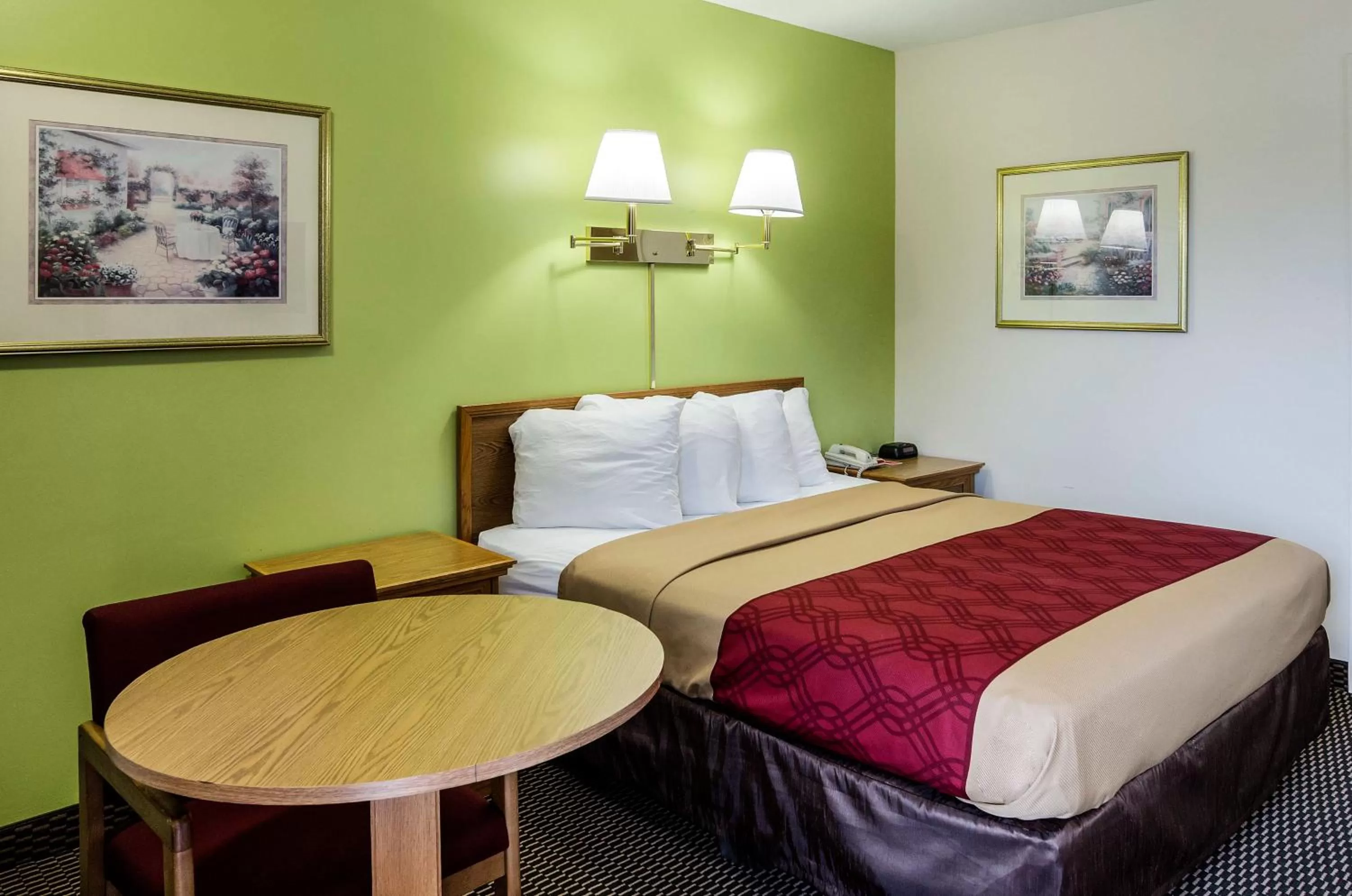 Bed in Econo Lodge University