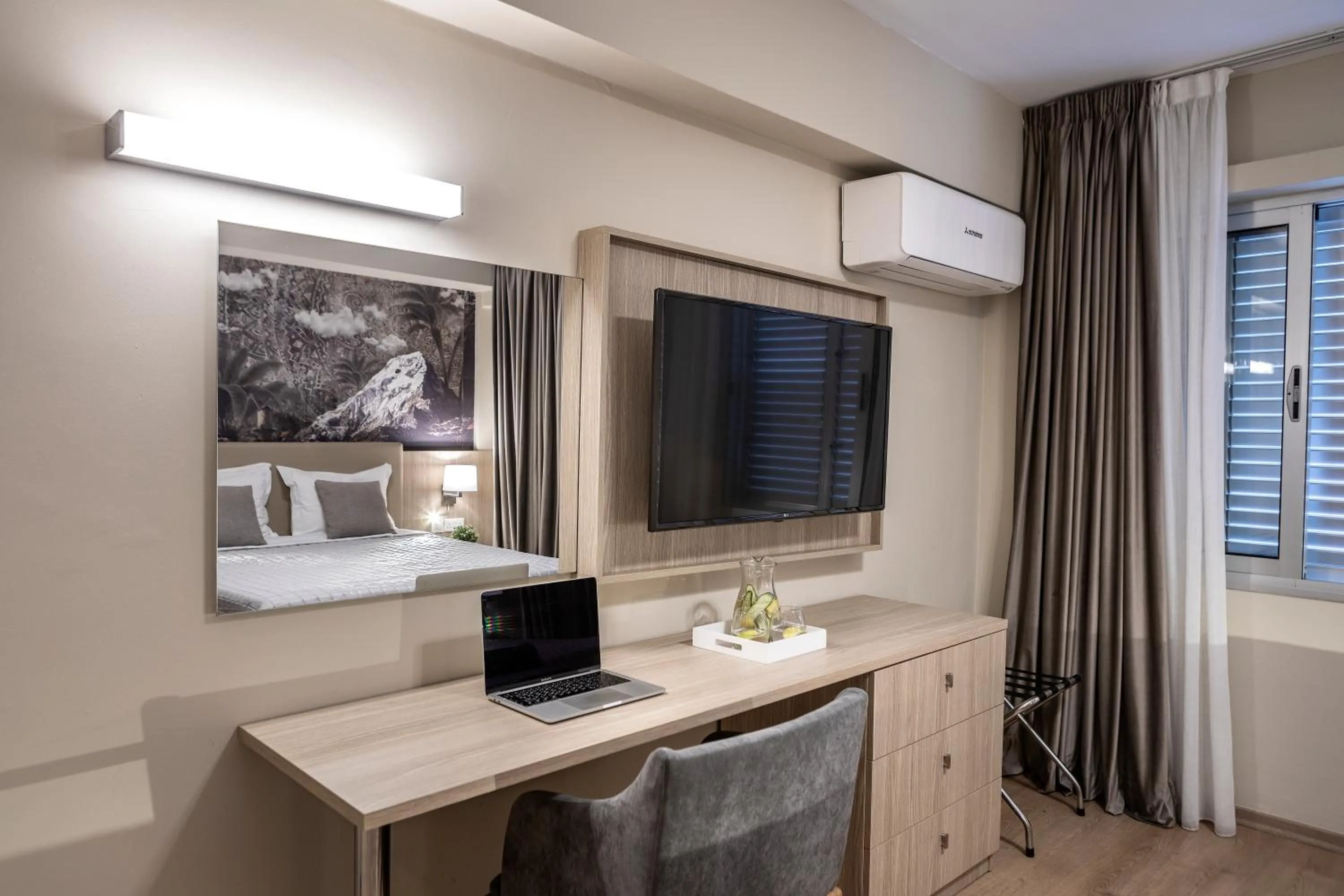 TV and multimedia in Almond Business Hotel