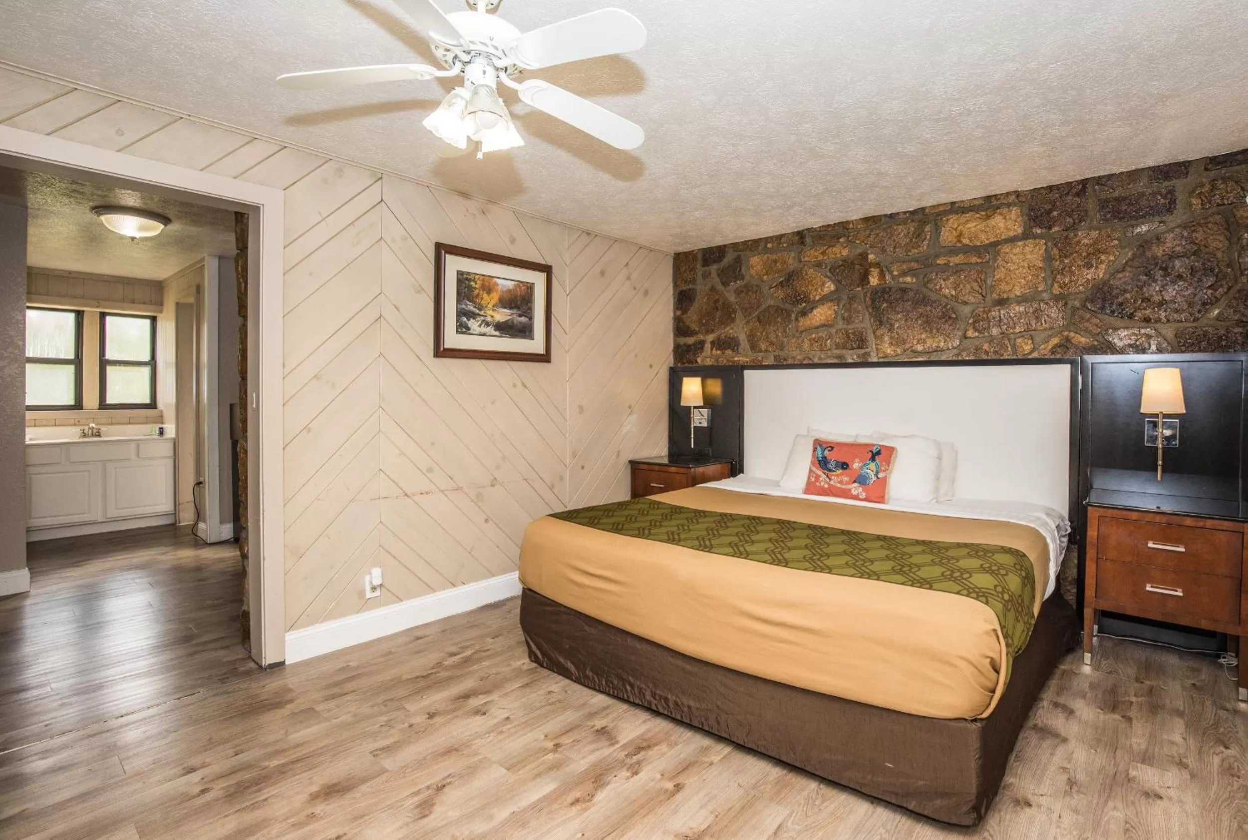 Photo of the whole room, Bed in Chalet Inn