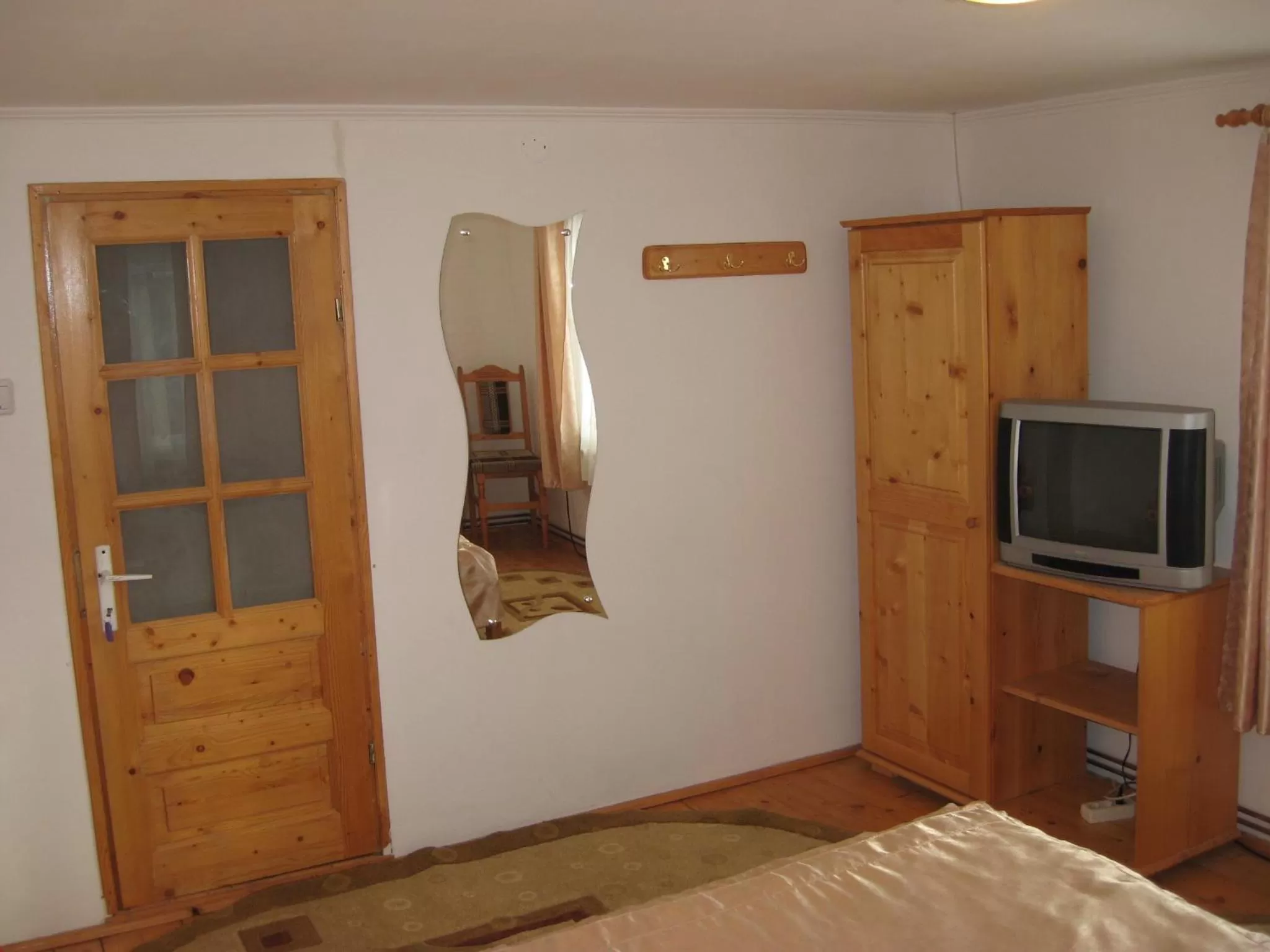 Bed in Pensiunea Luminita