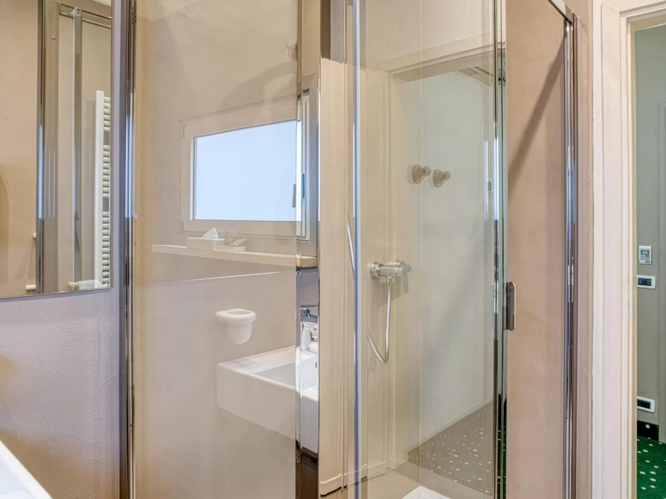 Shower in Hotel Piroscafo