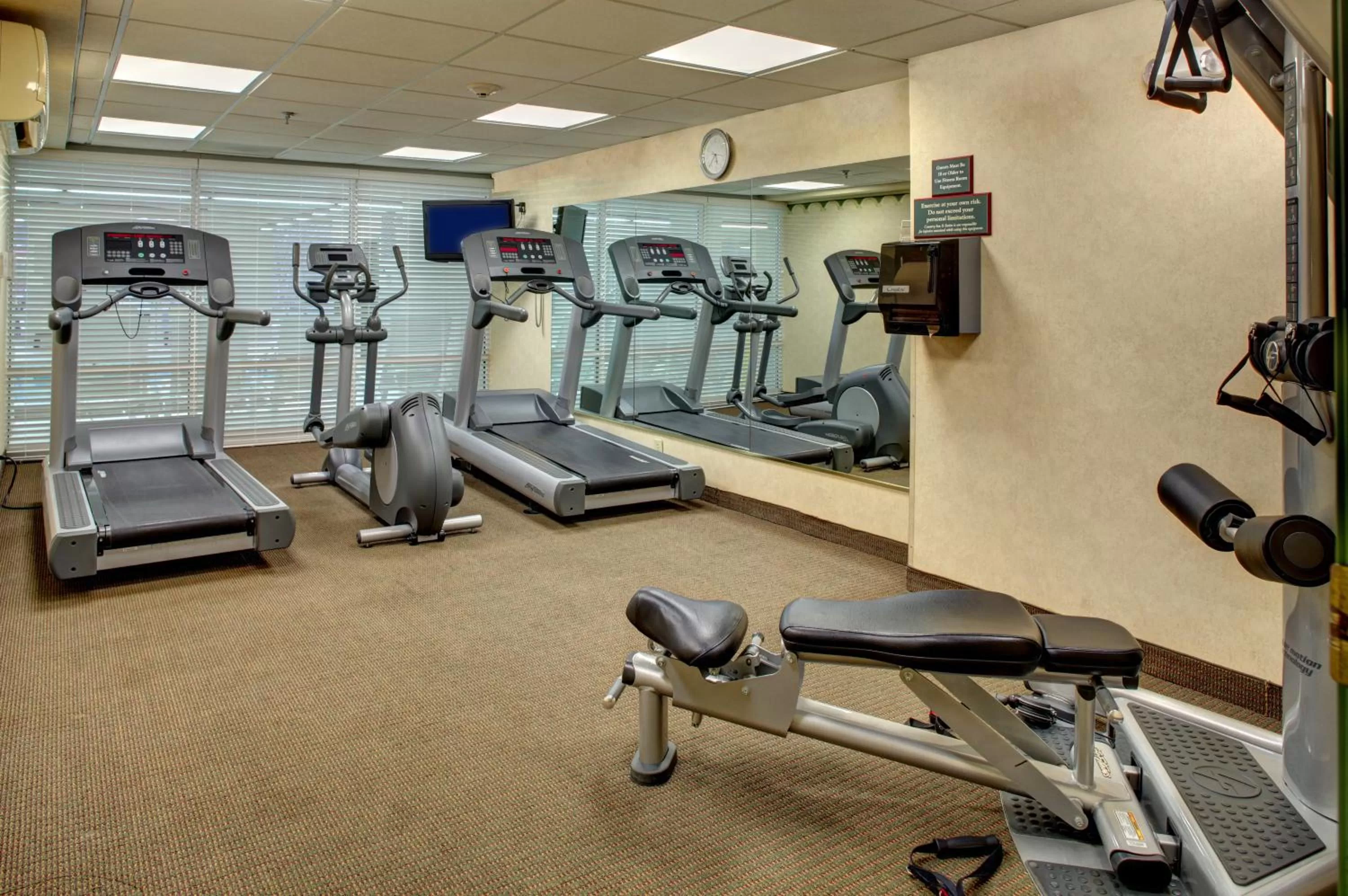 Fitness centre/facilities in Country Inn & Suites by Radisson Asheville Downtown Tunnel Road