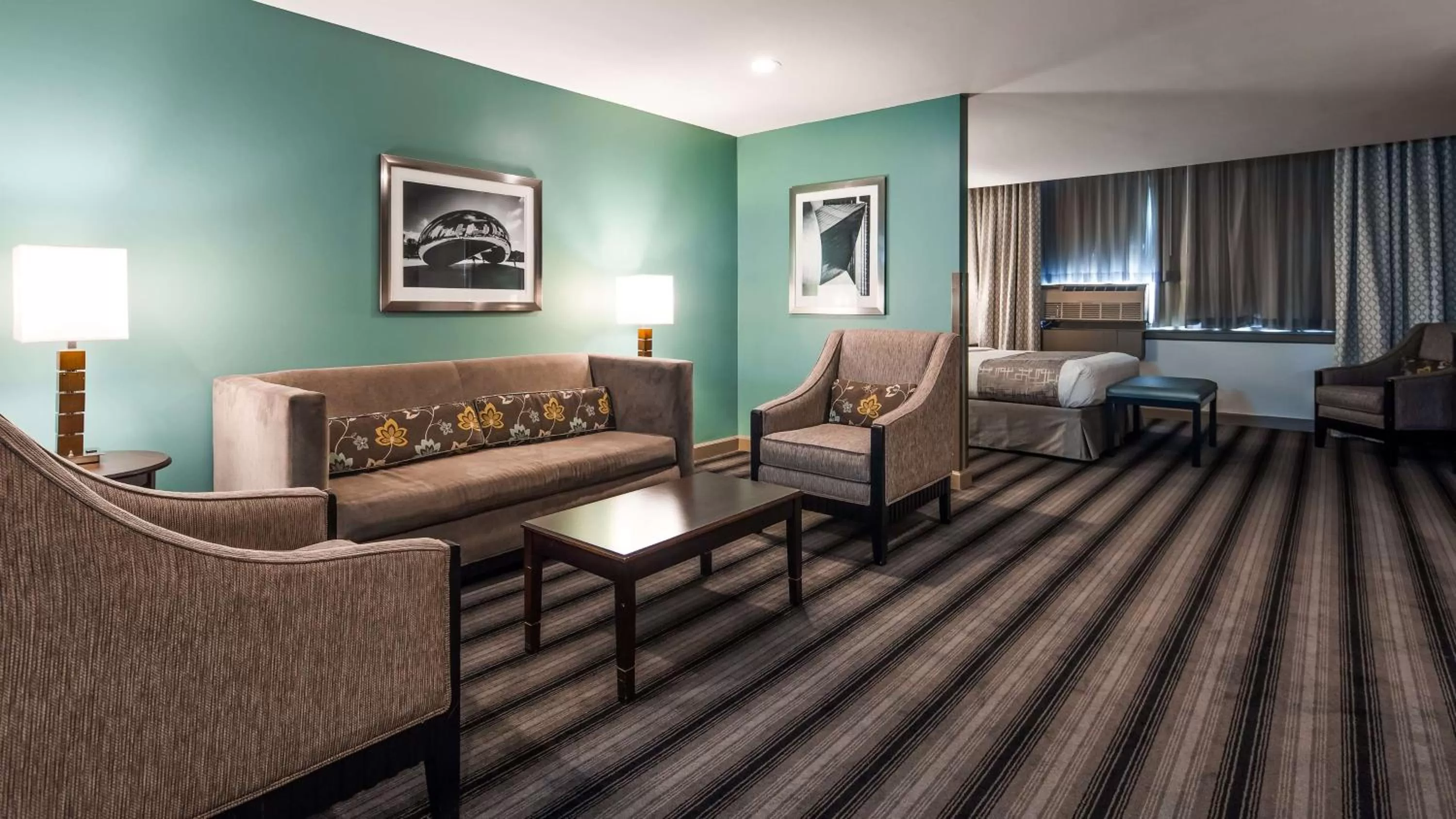 Photo of the whole room, Bed in Best Western Chicago Downtown-River North