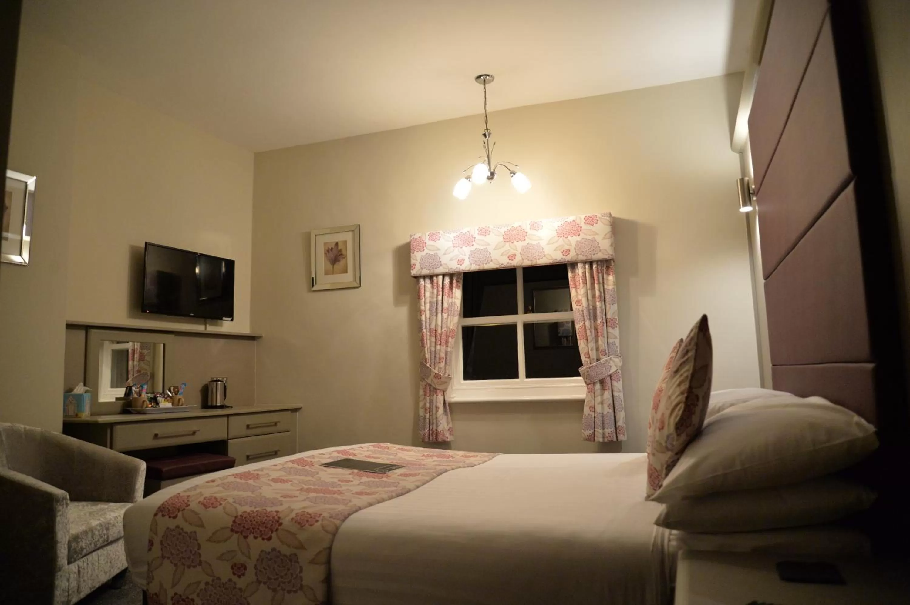 Bed in Lauriston & Lawton Court Hotel