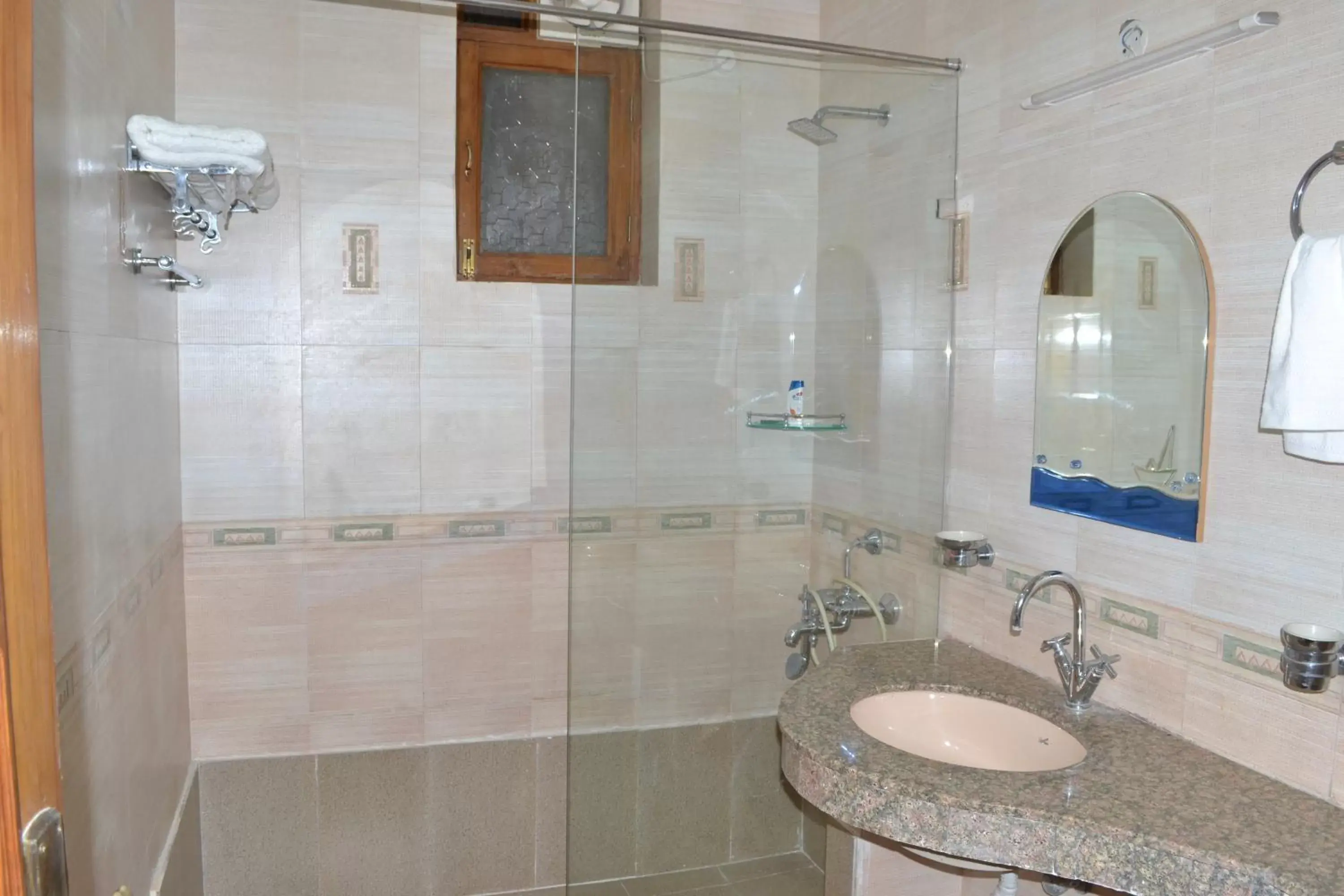 Large Double Room in Raj Cottage Ganga Vatika Large Double Room in Raj Cottage Ganga Vatika