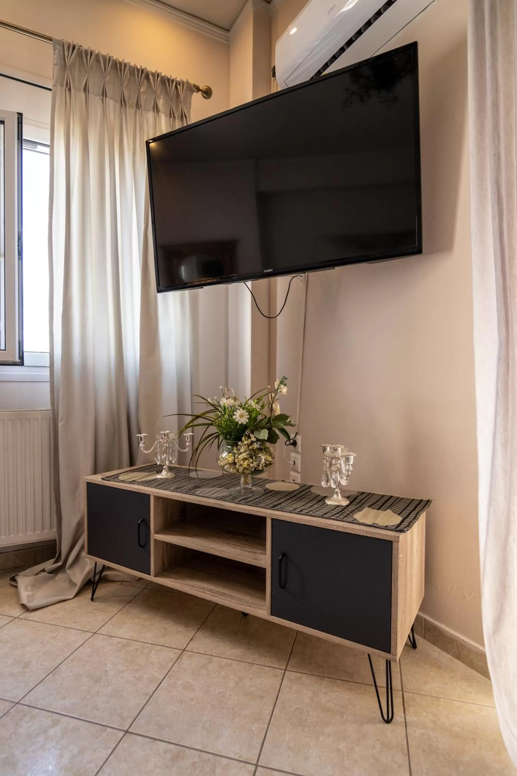 Communal lounge/ TV room in Votsalakia Hotel & Luxury Apartments