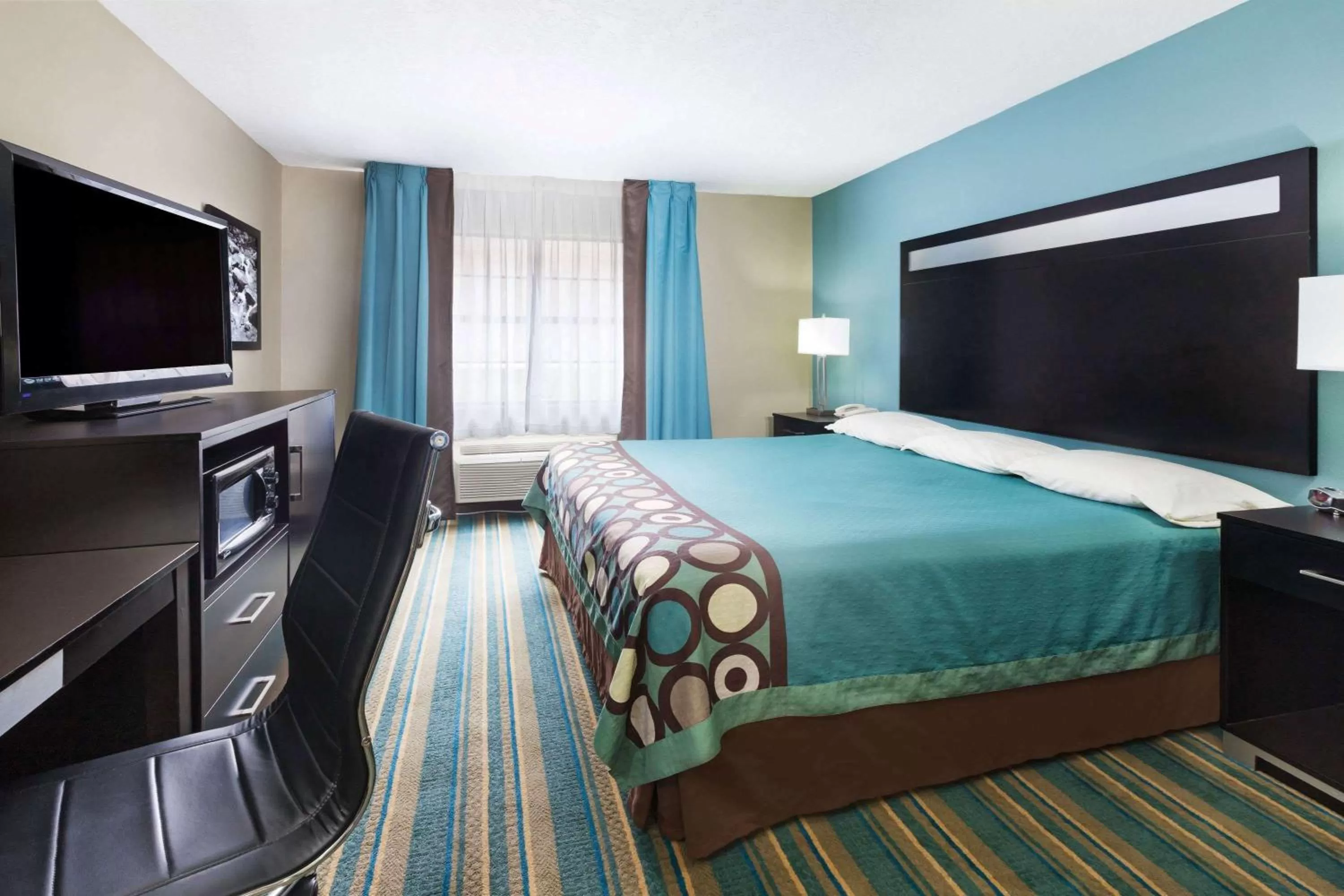 Photo of the whole room in Super 8 by Wyndham Sulphur