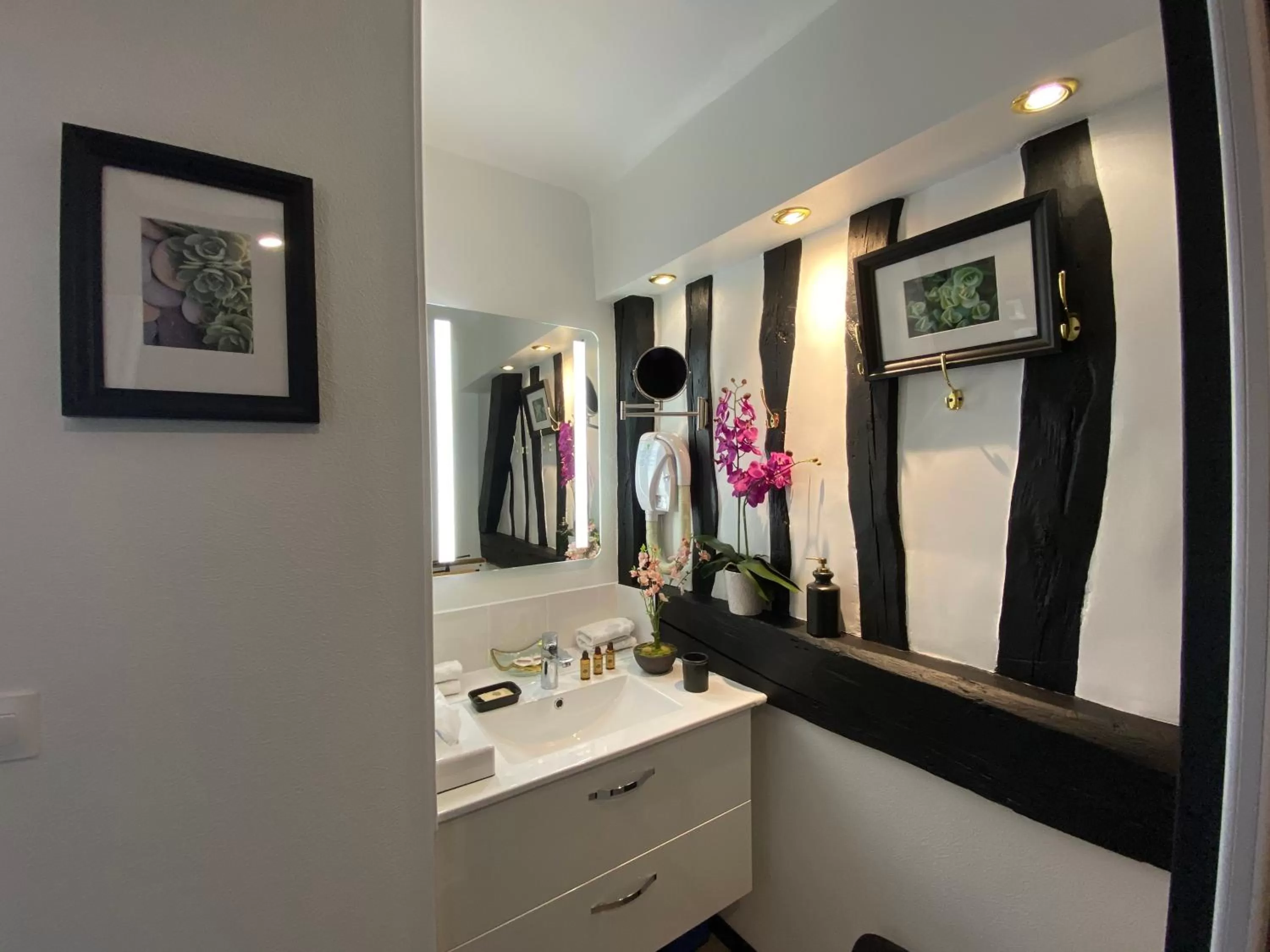 Bathroom in Hôtel De La Cathédrale