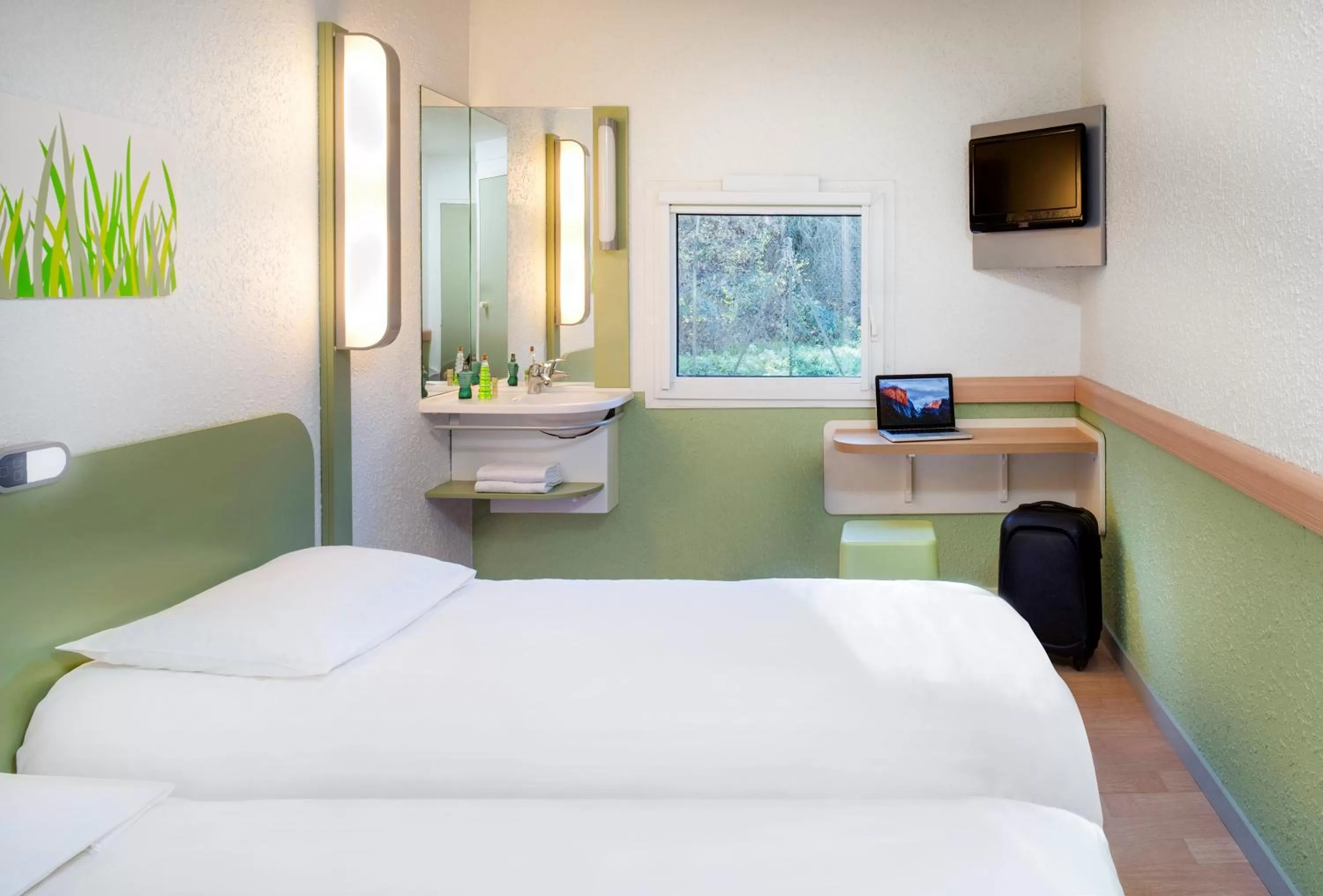 Photo of the whole room, Bed in Hotel Ibis Budget Vichy