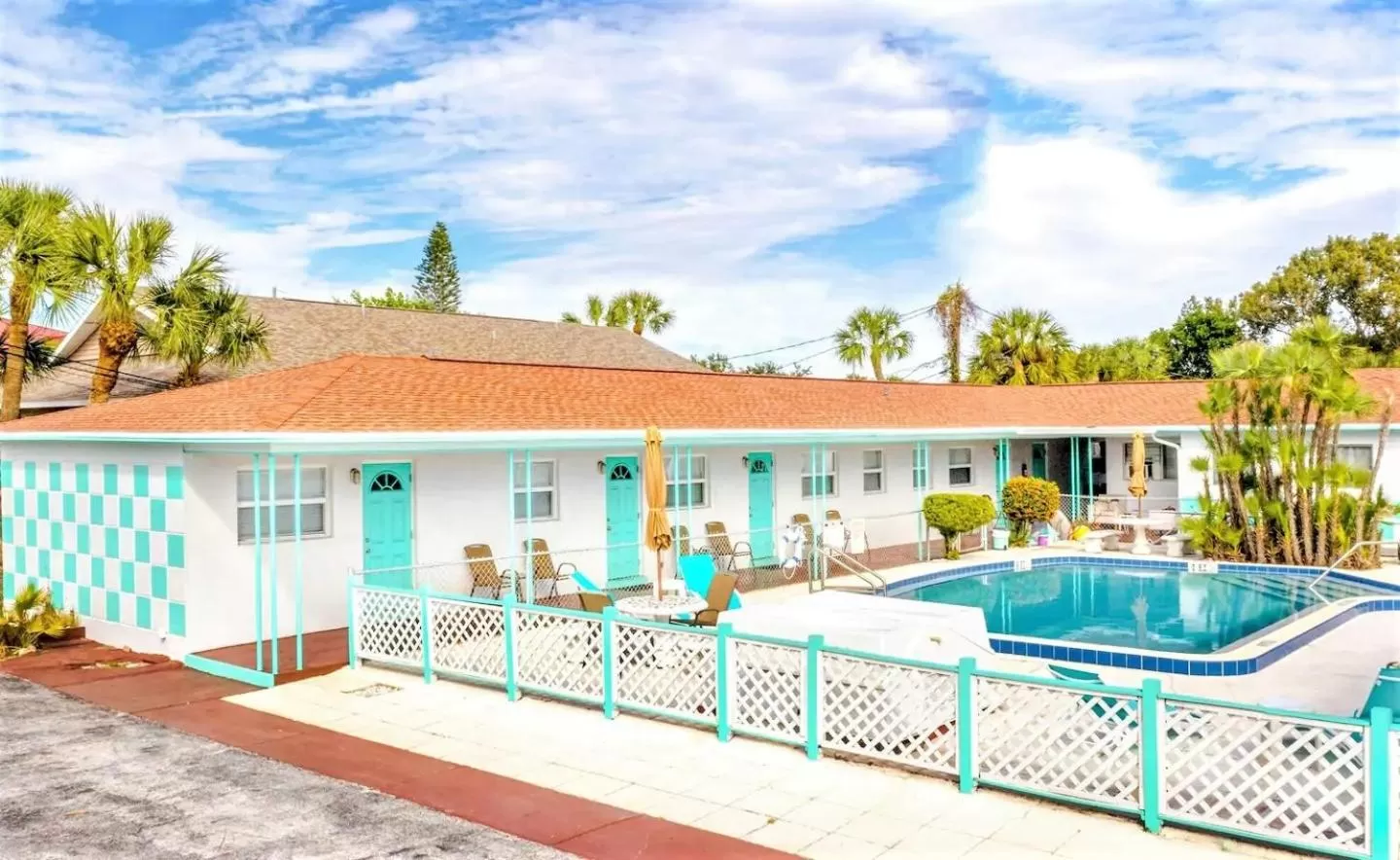 Property building in Sun Island Motel