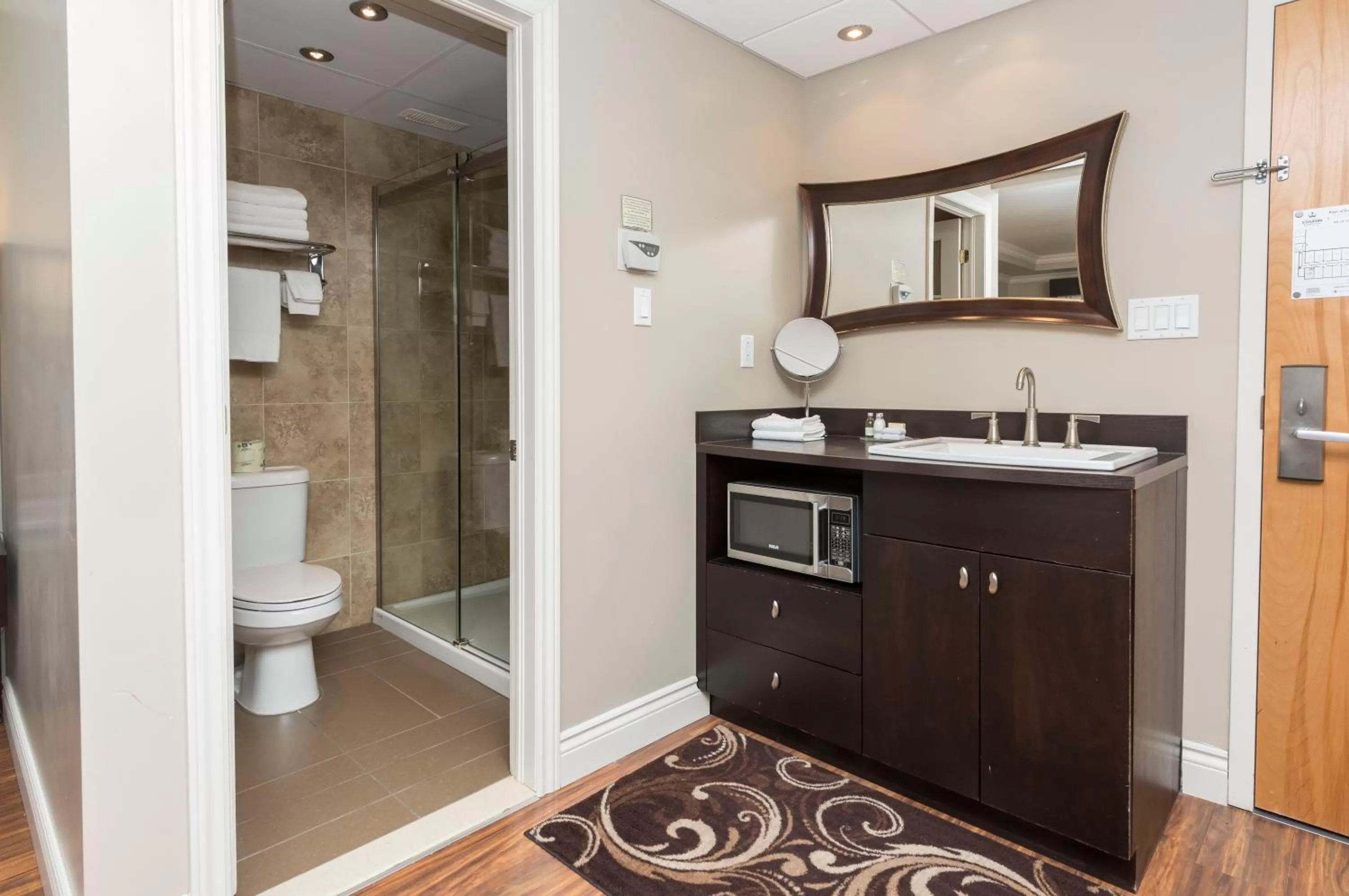 Bathroom in Hotel & Suites Le Dauphin Drummondville