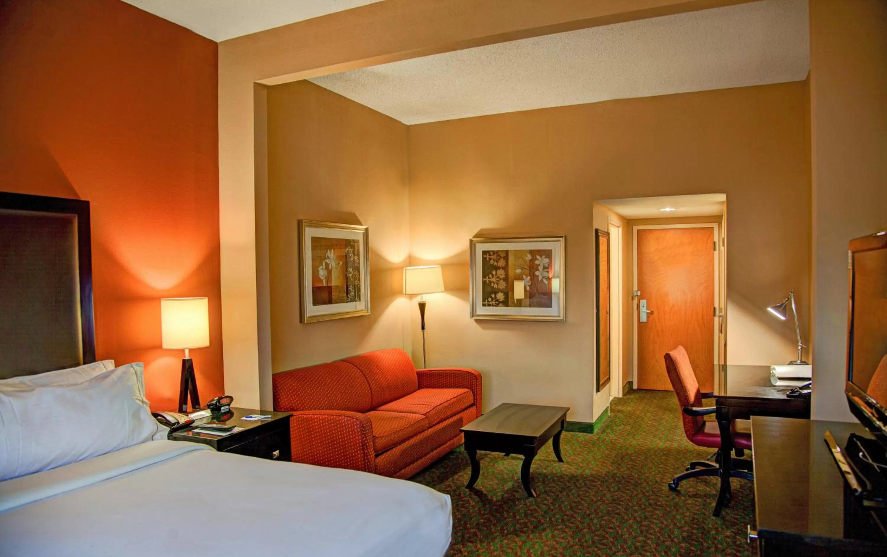 Photo of the whole room, Bed in Holiday Inn Express Tyler South by IHG