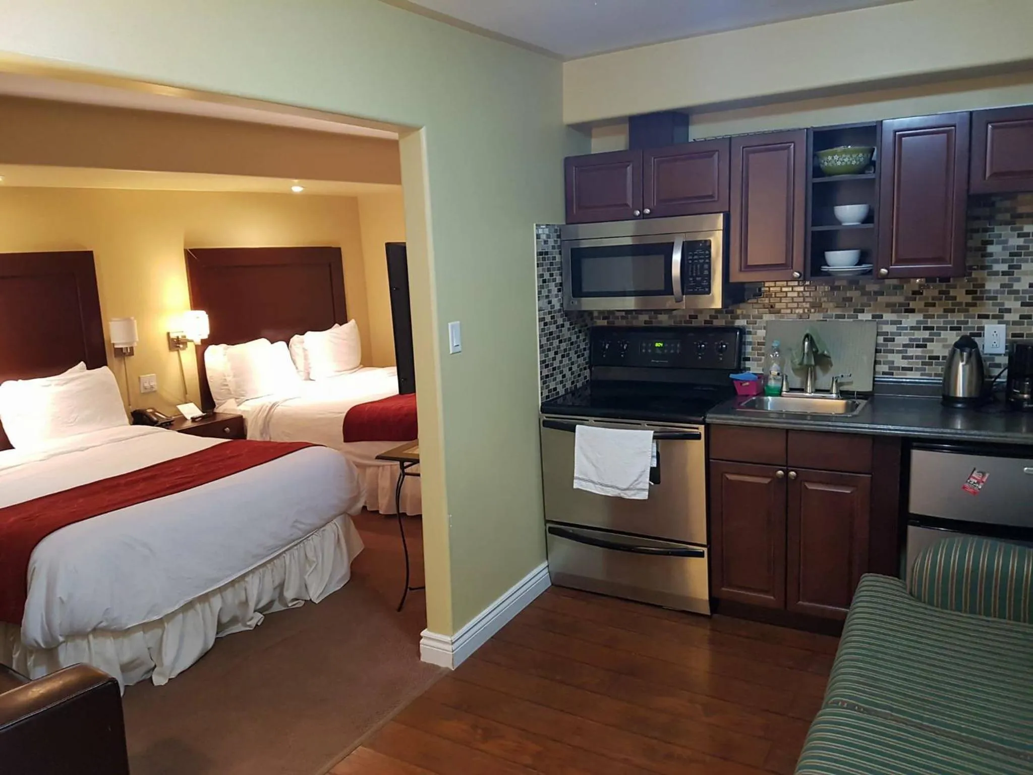 Coffee/tea facilities, Bed in Bayside Inn & Waterfront Suites