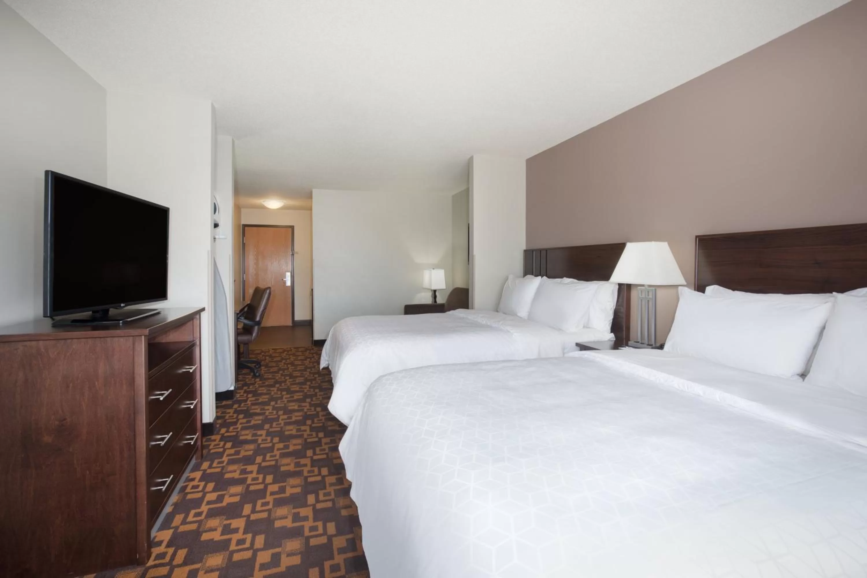 Photo of the whole room, Bed in Holiday Inn Express & Suites Yankton by IHG