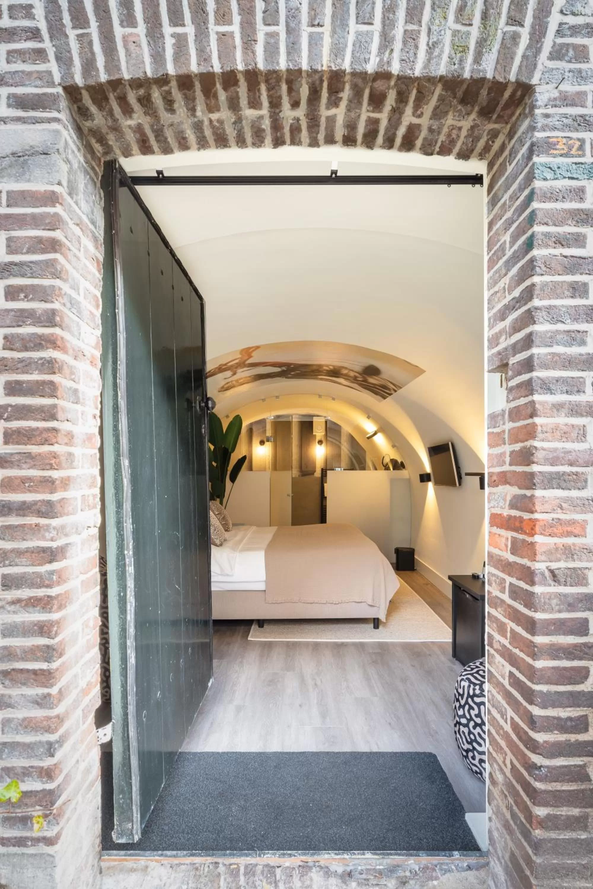 Photo of the whole room, Bed in Court Hotel Utrecht City Centre