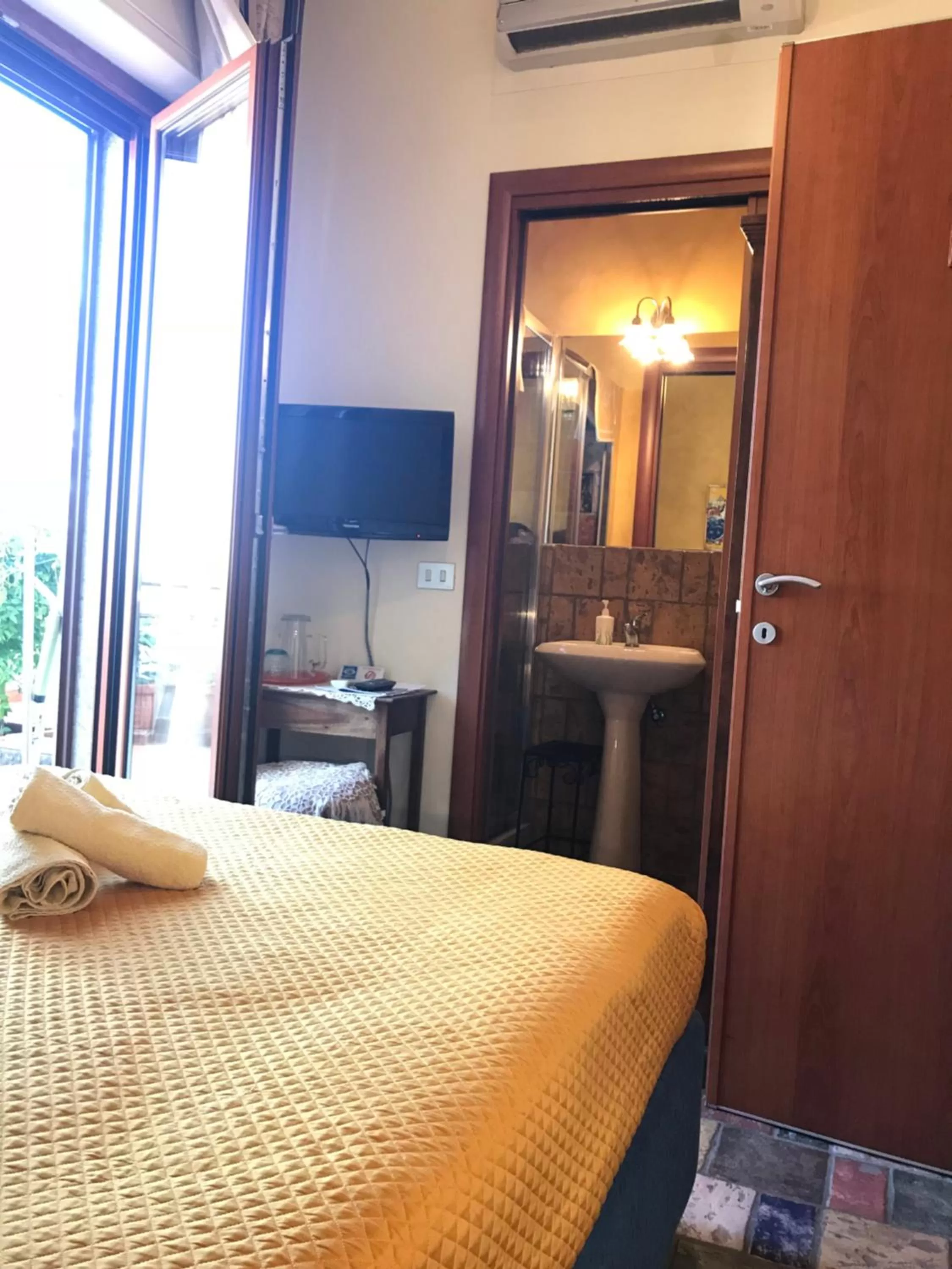 Bathroom, Bed in B&B Casamiranapoli