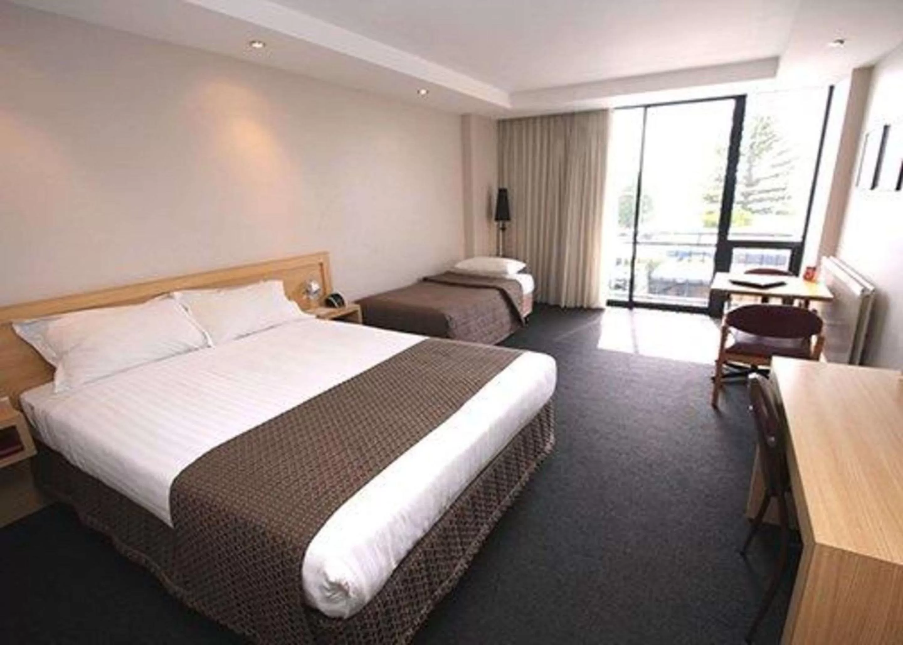 Photo of the whole room, Bed in Richmond Henty Hotel