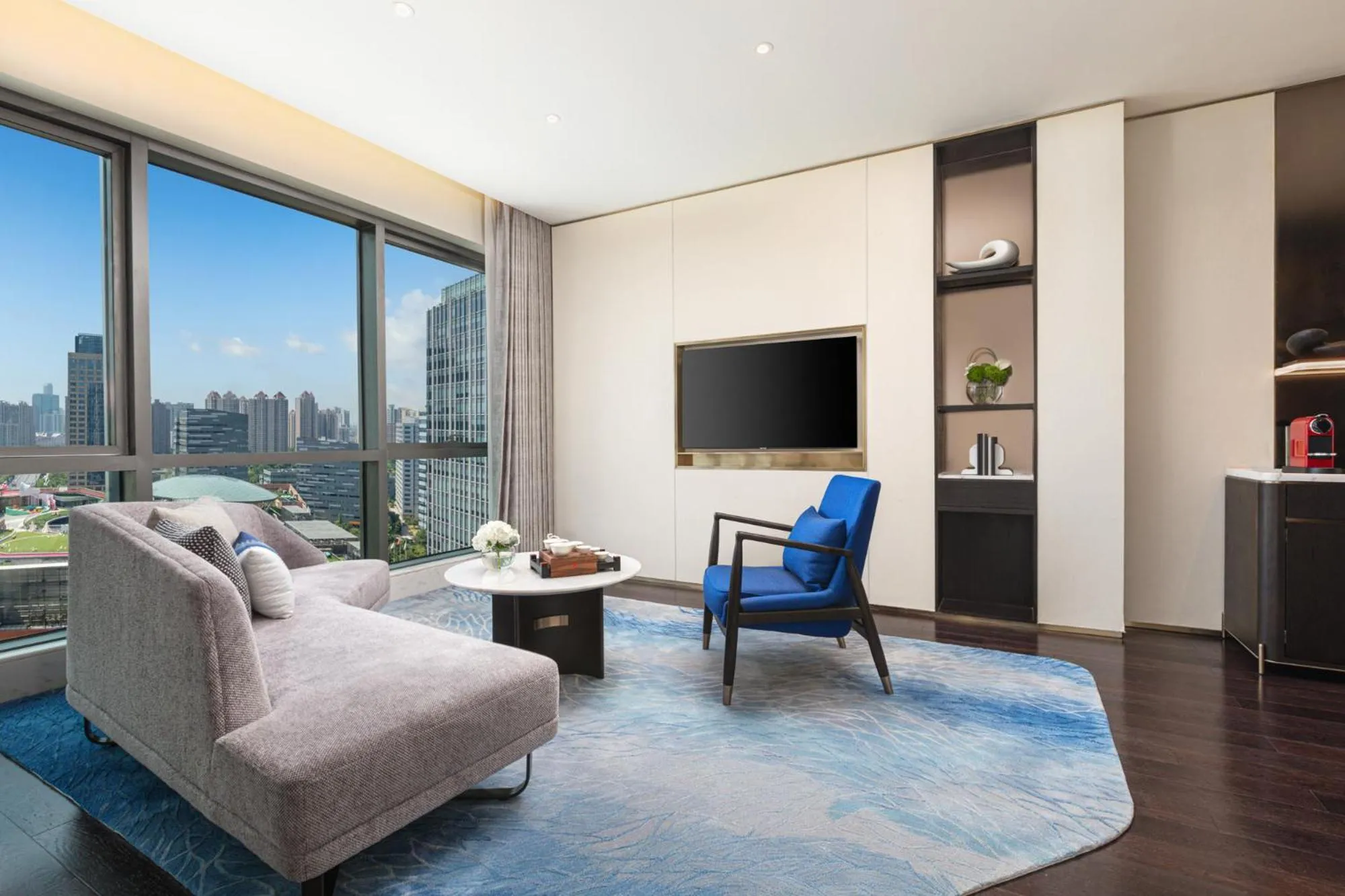 TV and multimedia in HUALUXE Shanghai Changfeng Park by IHG