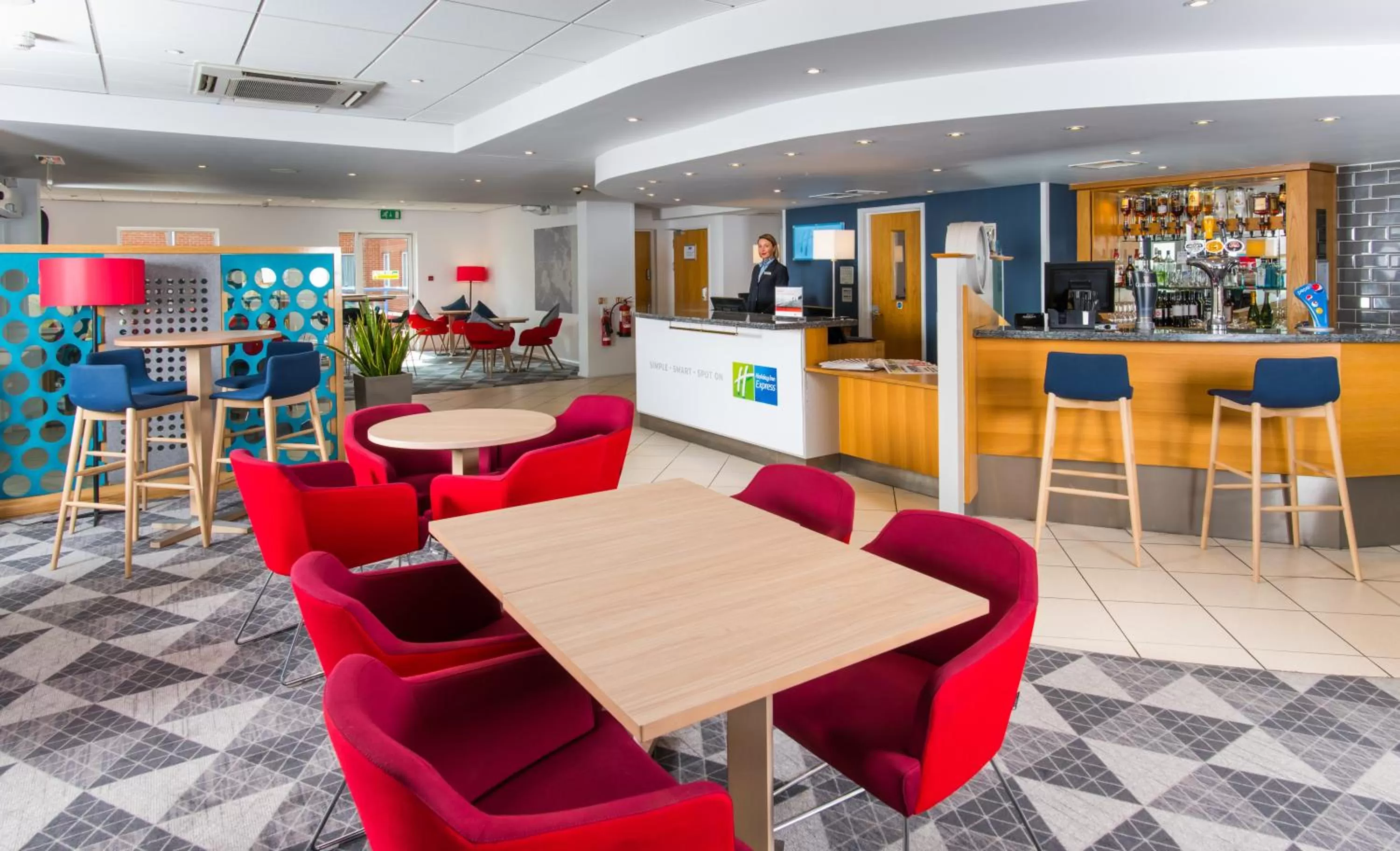 Lounge or bar in Holiday Inn Express Southampton West by IHG