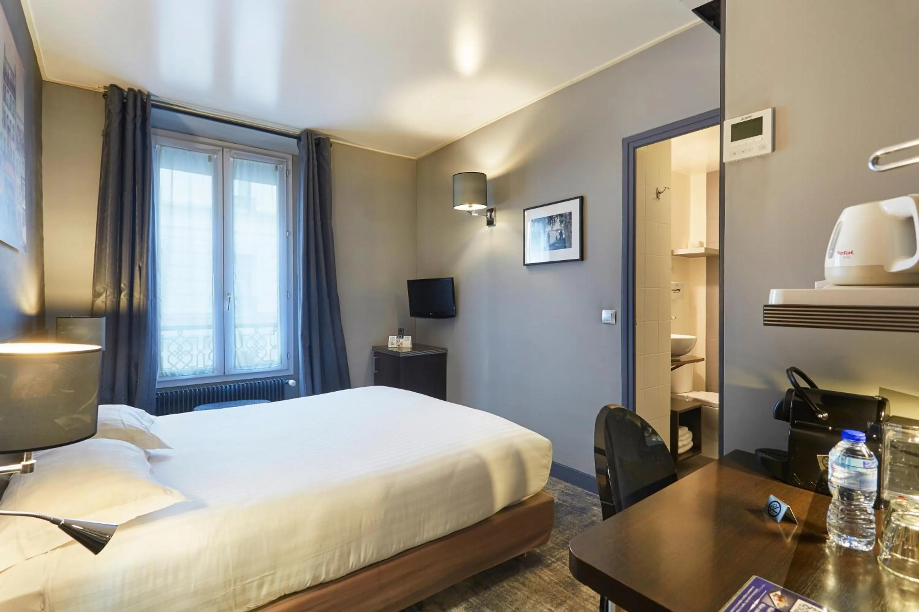 Bedroom, Bed in Logis hôtel Jardin de Villiers