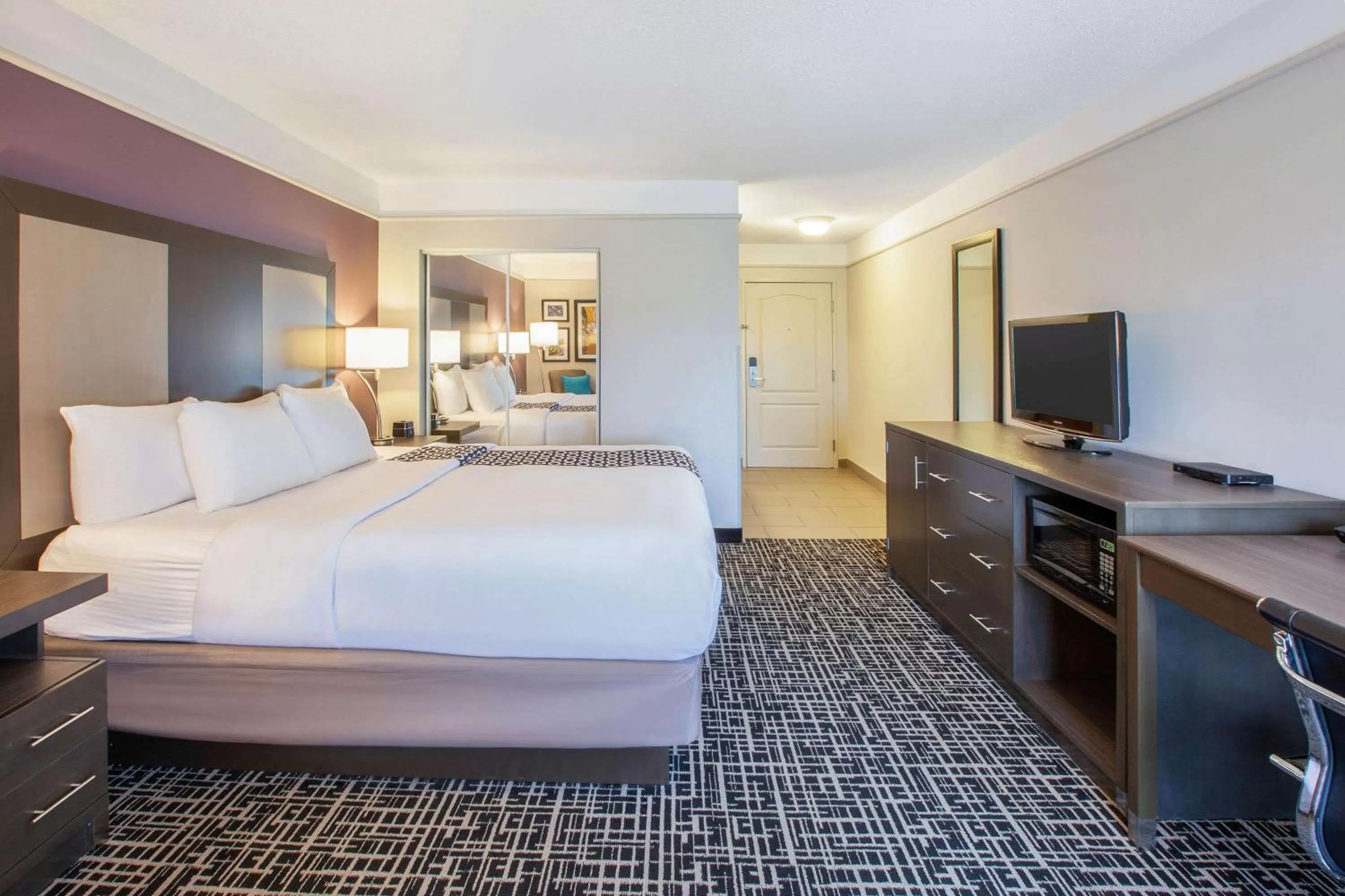 Photo of the whole room, Bed in La Quinta by Wyndham Cincinnati Airport Florence