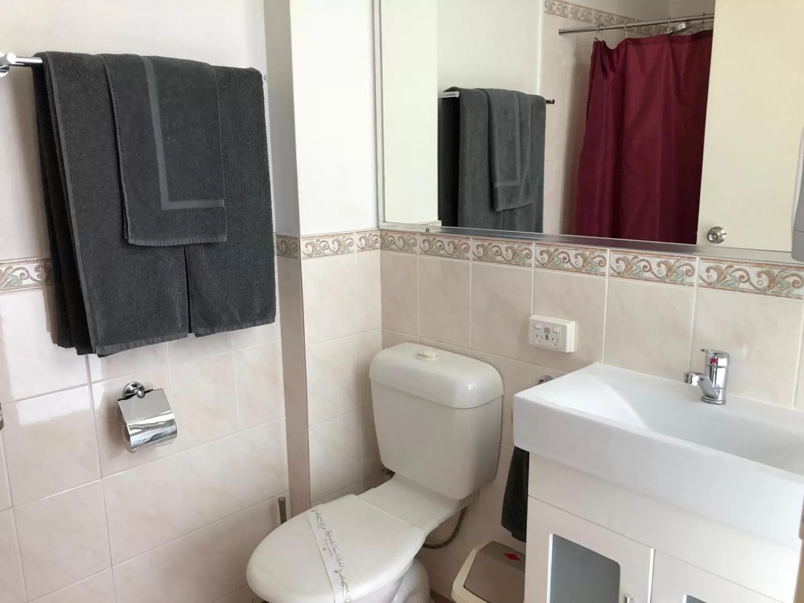 Bathroom in Goulburn Motor Inn