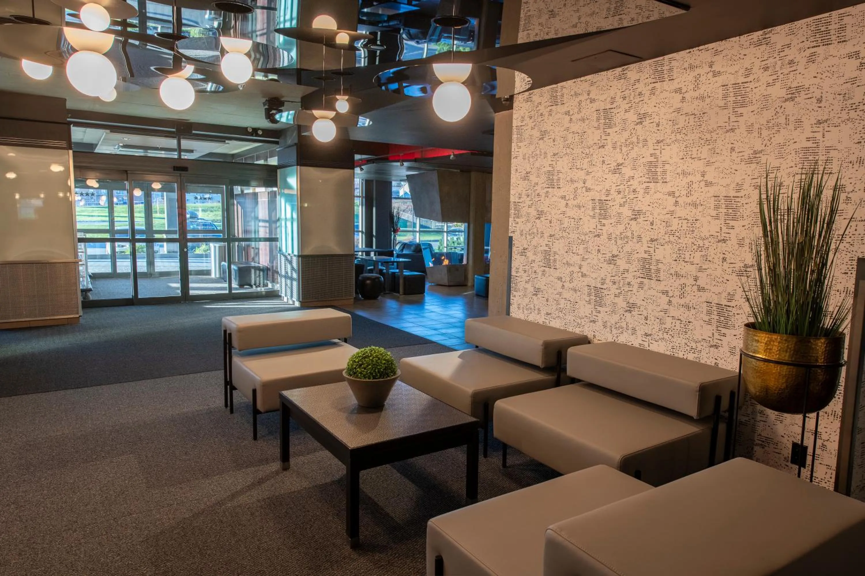 Seating area in Grand Times Hotel – Aeroport de Quebec