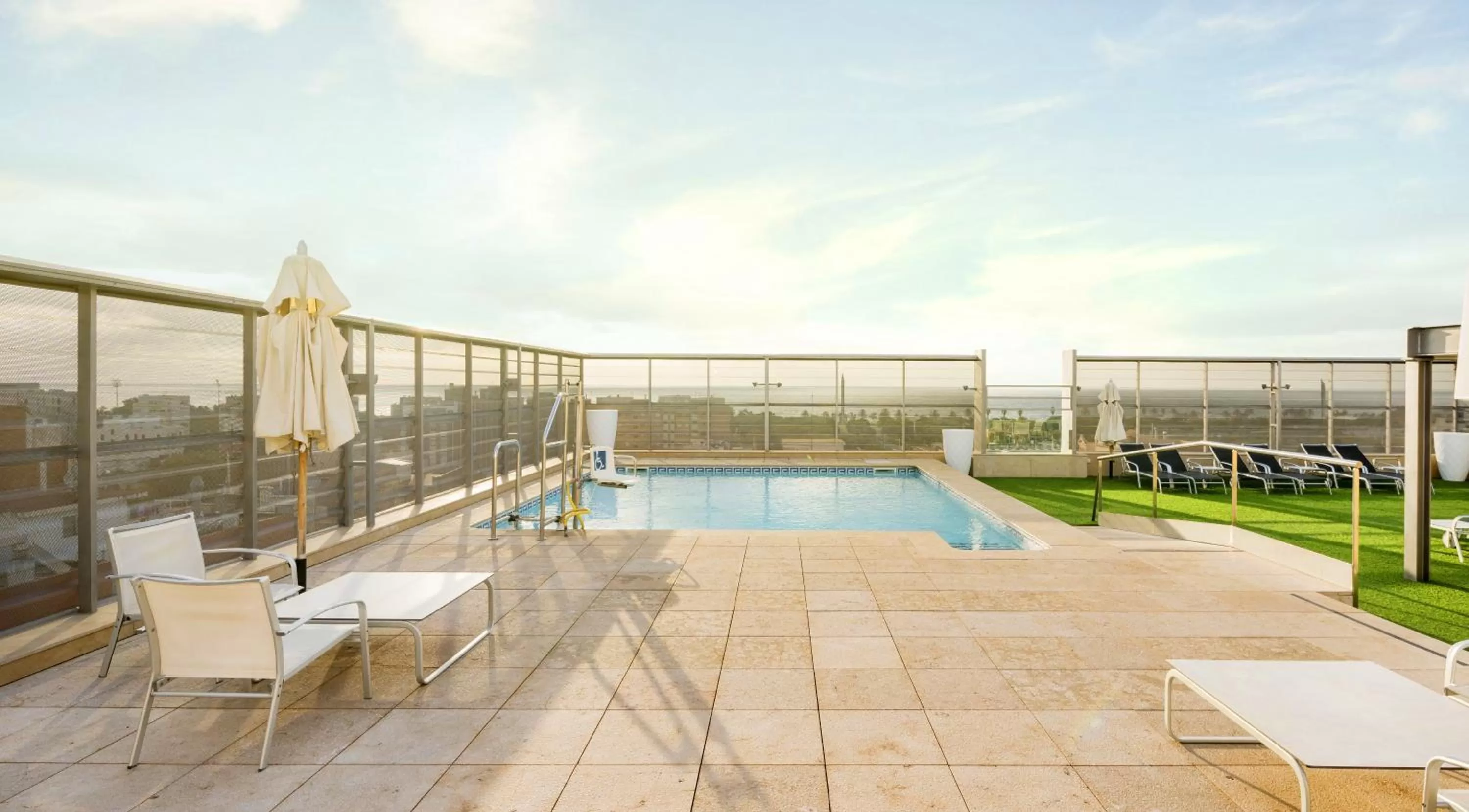 Swimming pool in Ilunion Barcelona