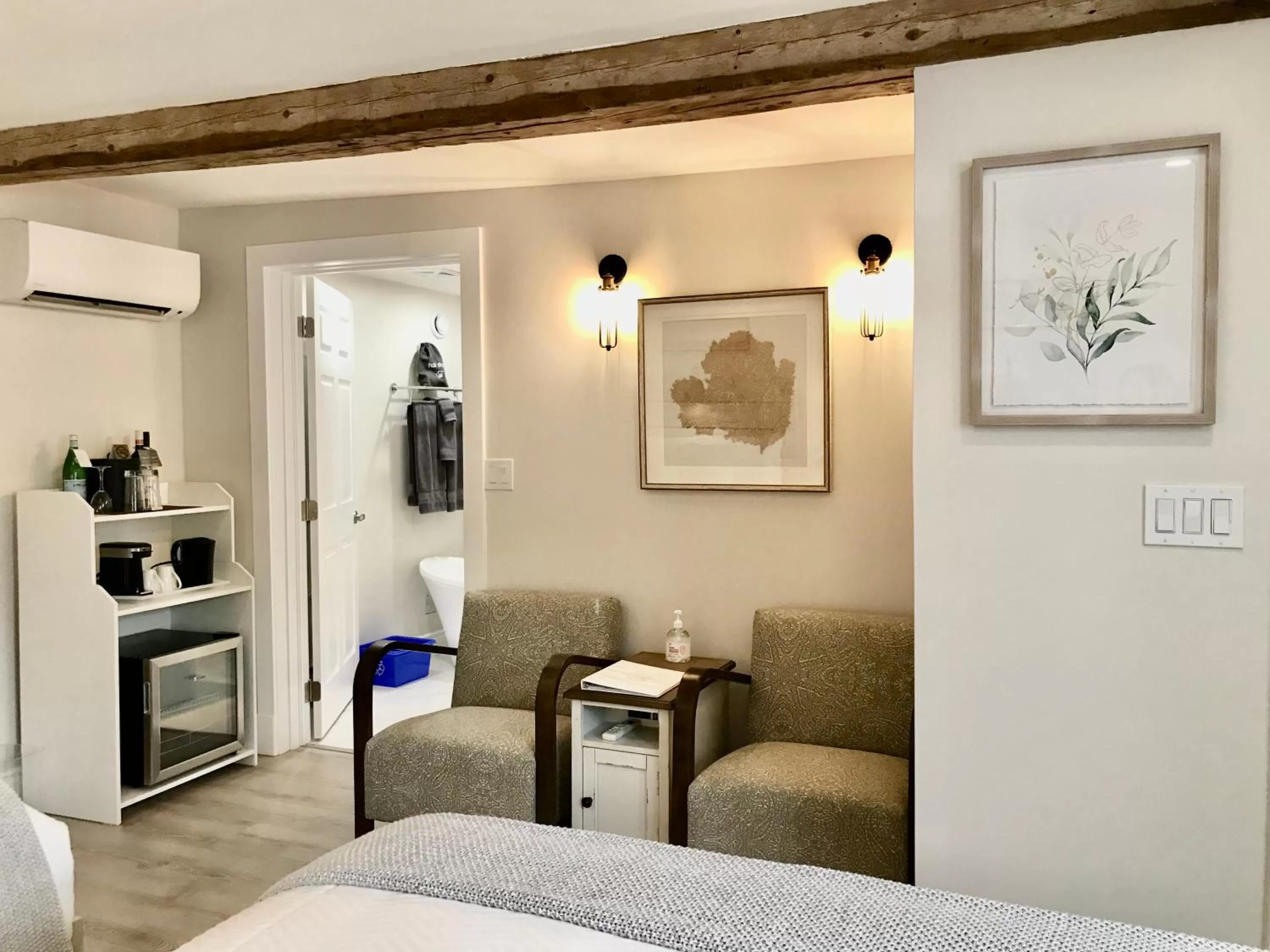 Seating area, Bed in Tattingstone Inn