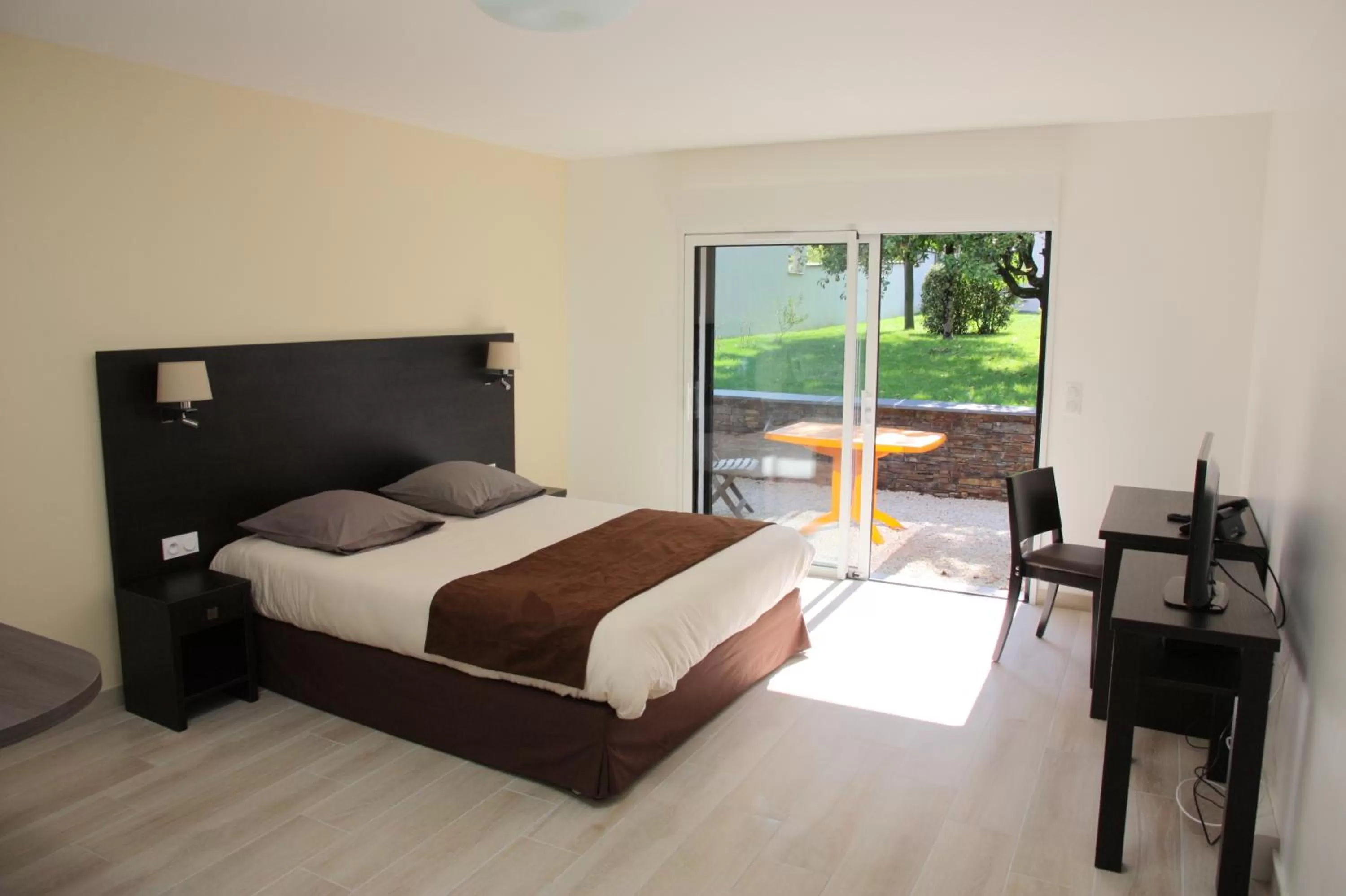 Patio, Bed in Résid'Spa Loire & Sèvre