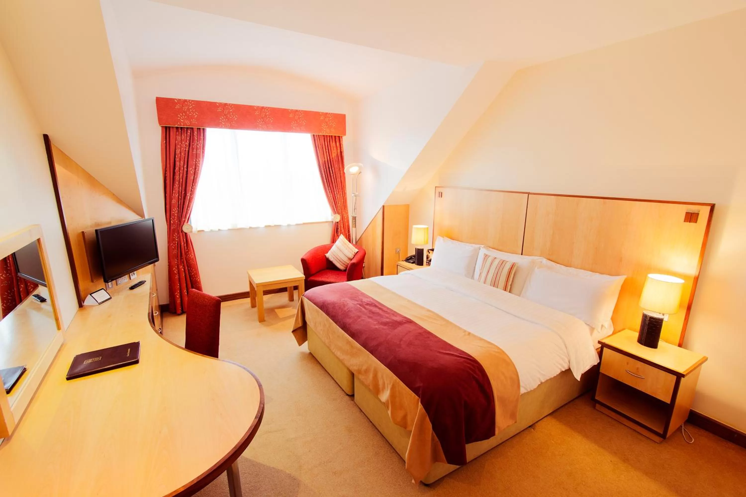 Photo of the whole room, Bed in La Mon Hotel & Country Club