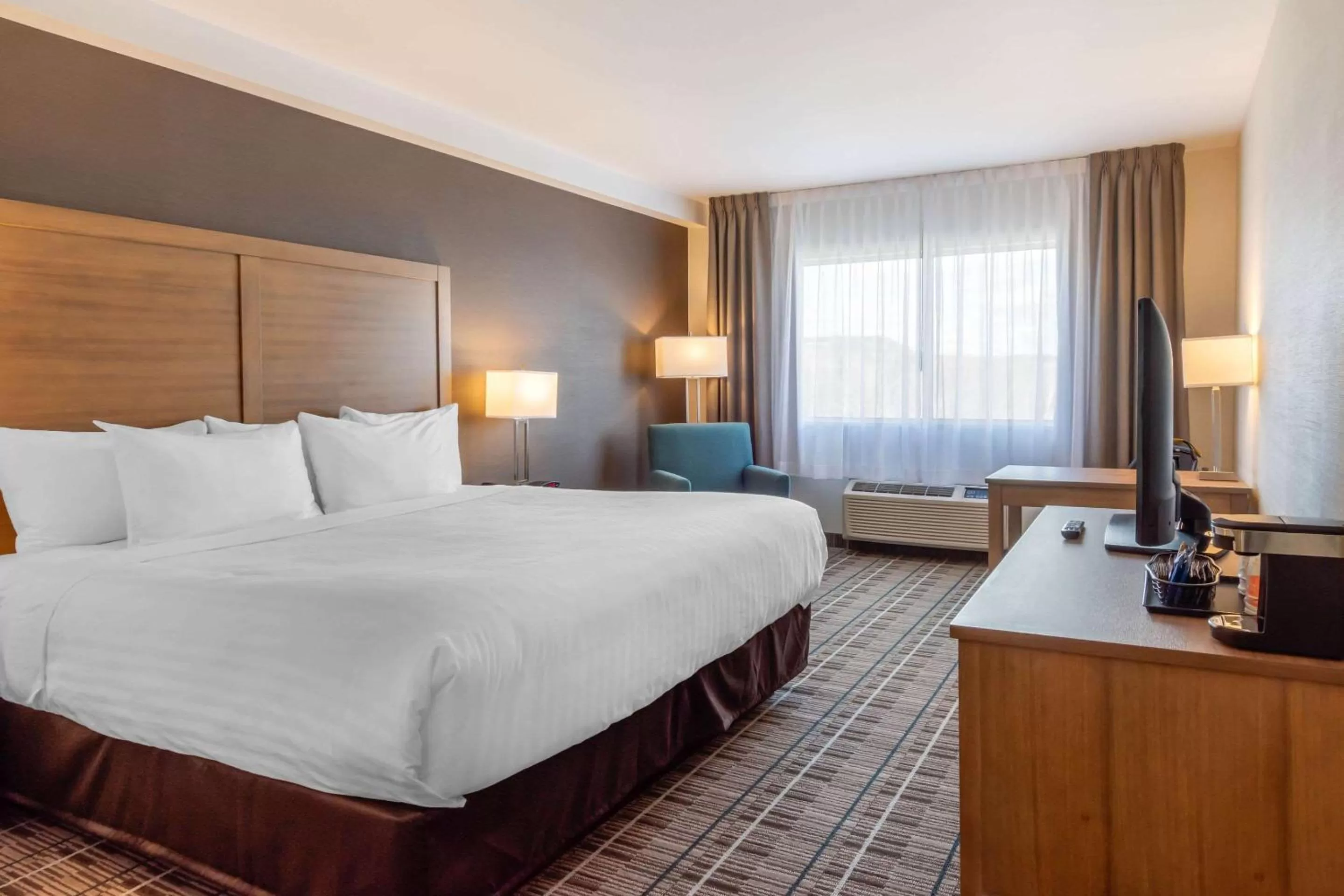 Photo of the whole room, Bed in Quality Hotel