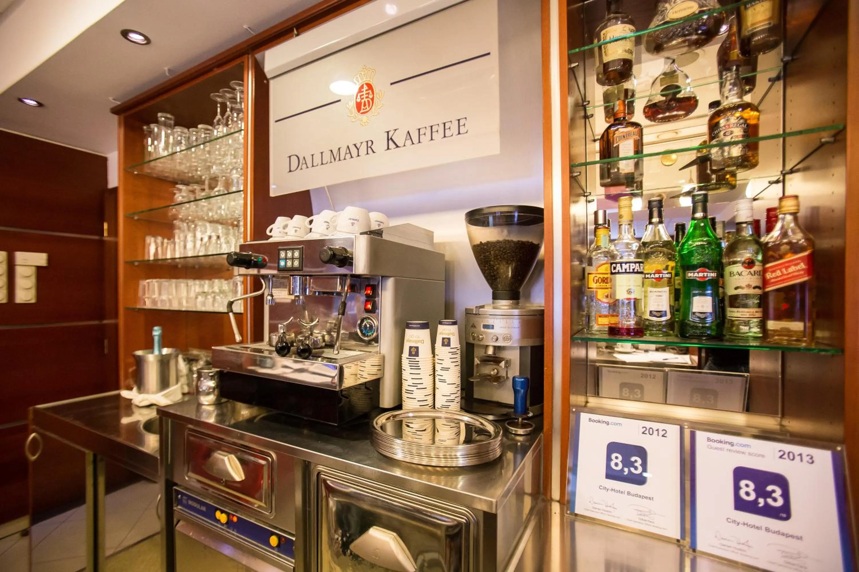 Lounge or bar in City Home Budapest