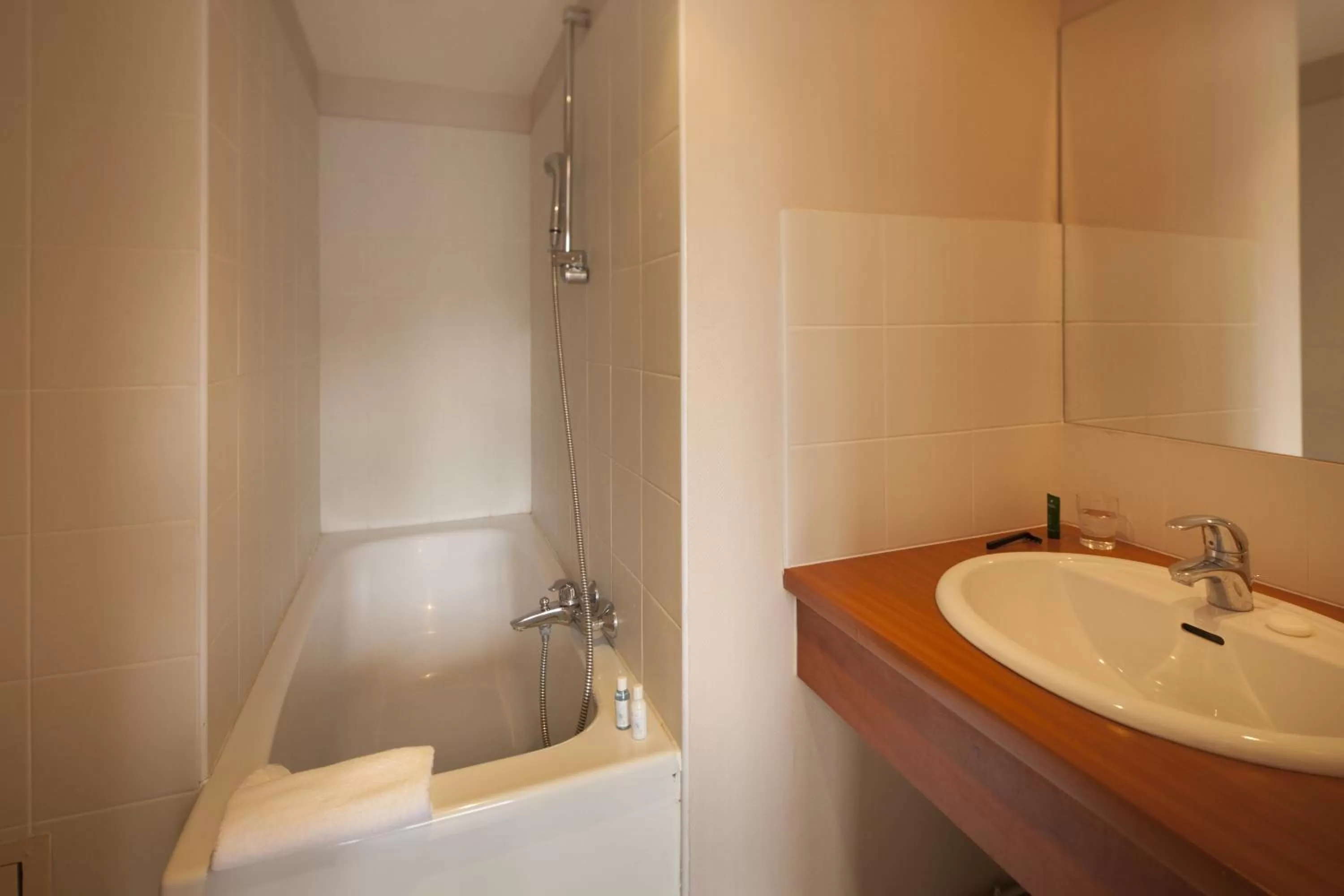 Bathroom in Villa Mariale by Popinns