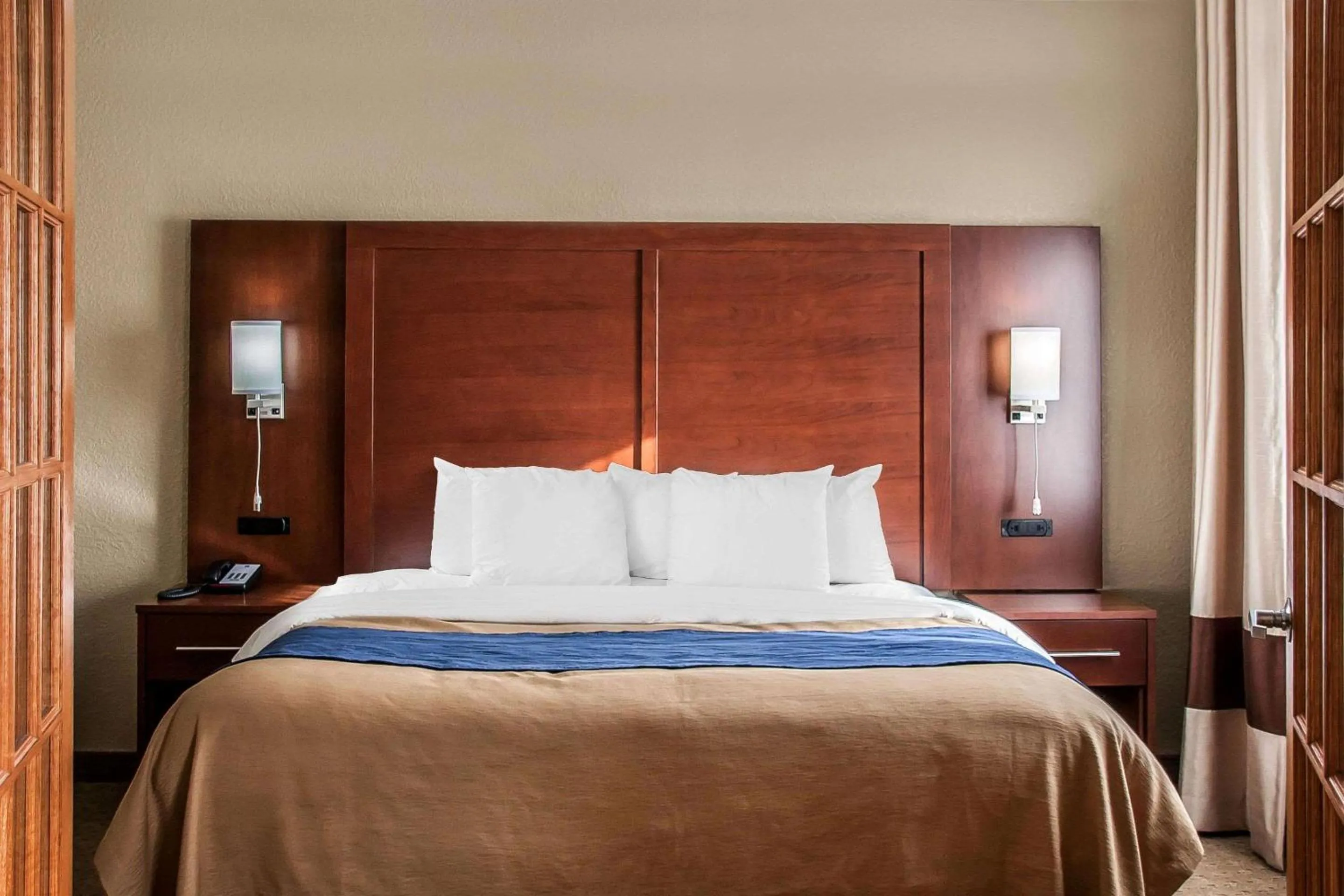 Photo of the whole room, Bed in Comfort Inn Fergus Falls