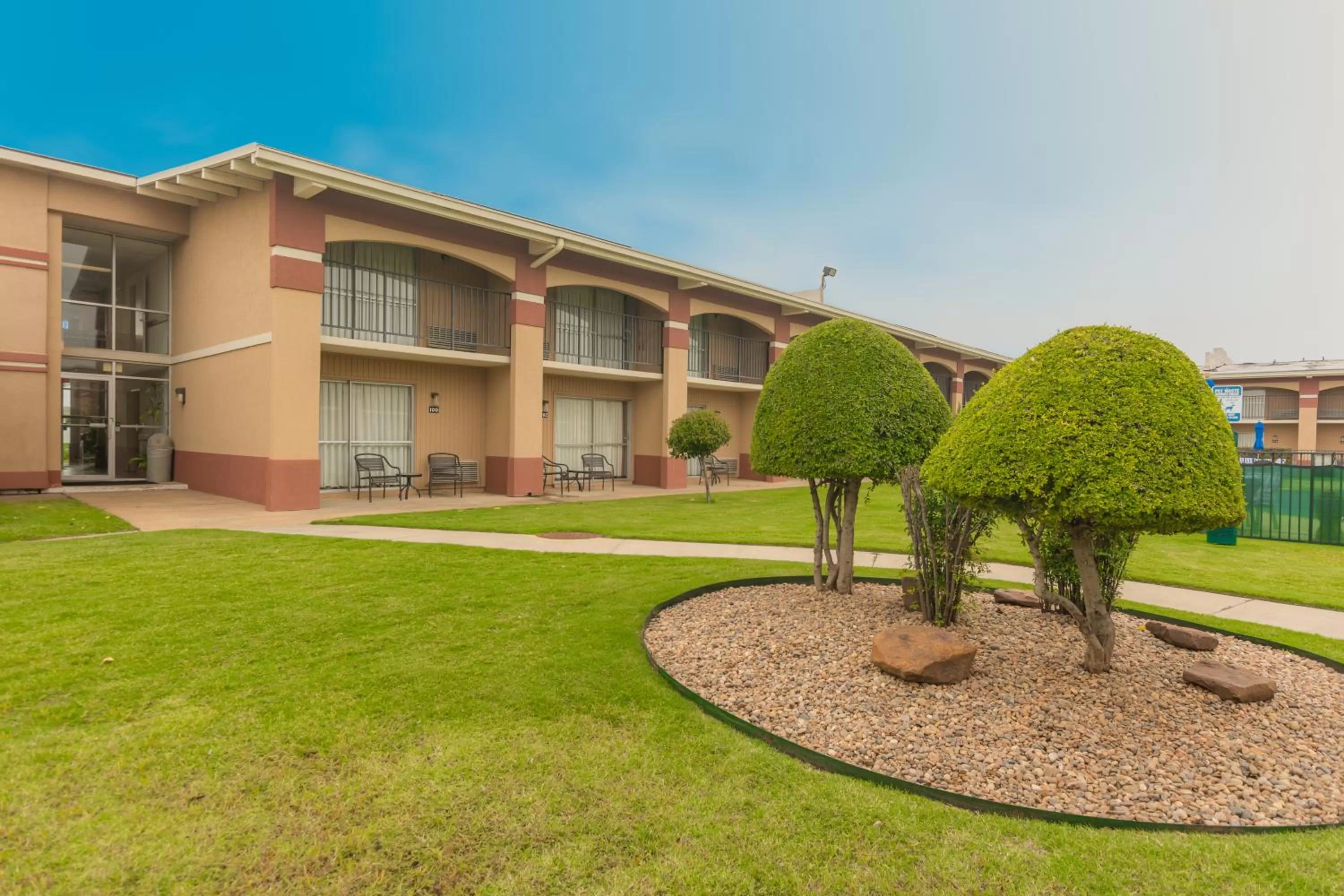 Garden in Howard Johnson by Wyndham Oklahoma City OKC Airport, Fairgrounds, I40