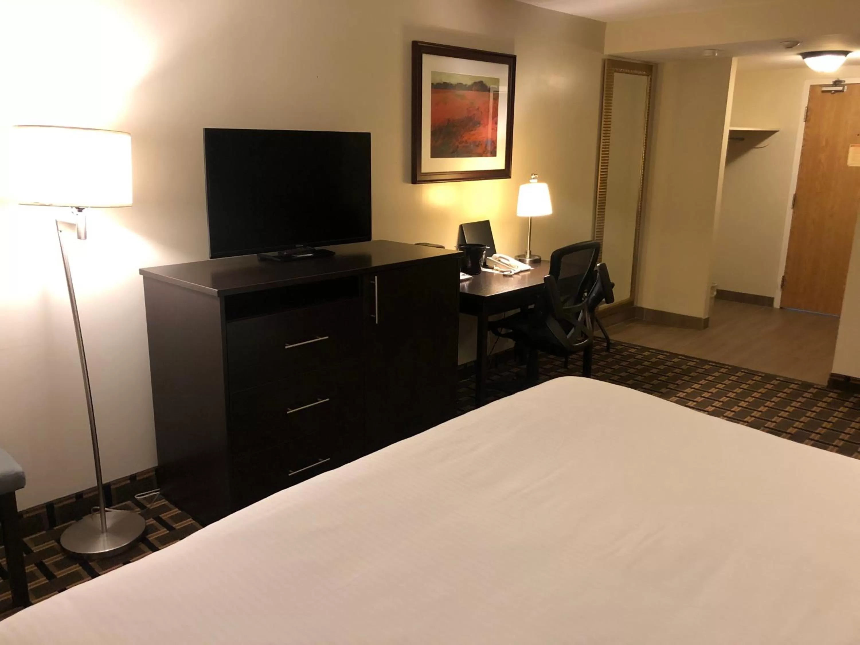 Photo of the whole room, Bed in Ramada by Wyndham Lindsay
