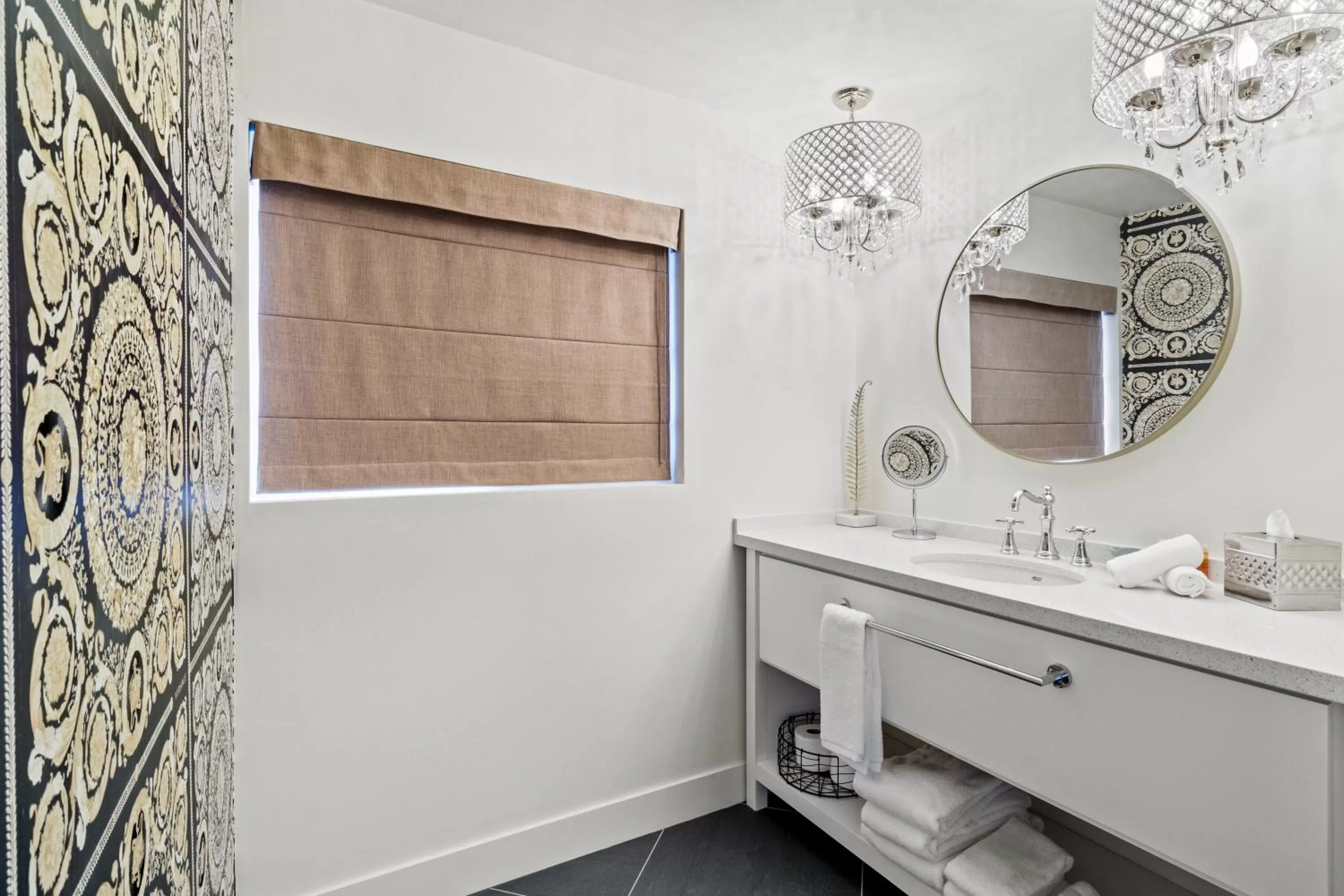 Bathroom in Bespoke Inn Flagstaff