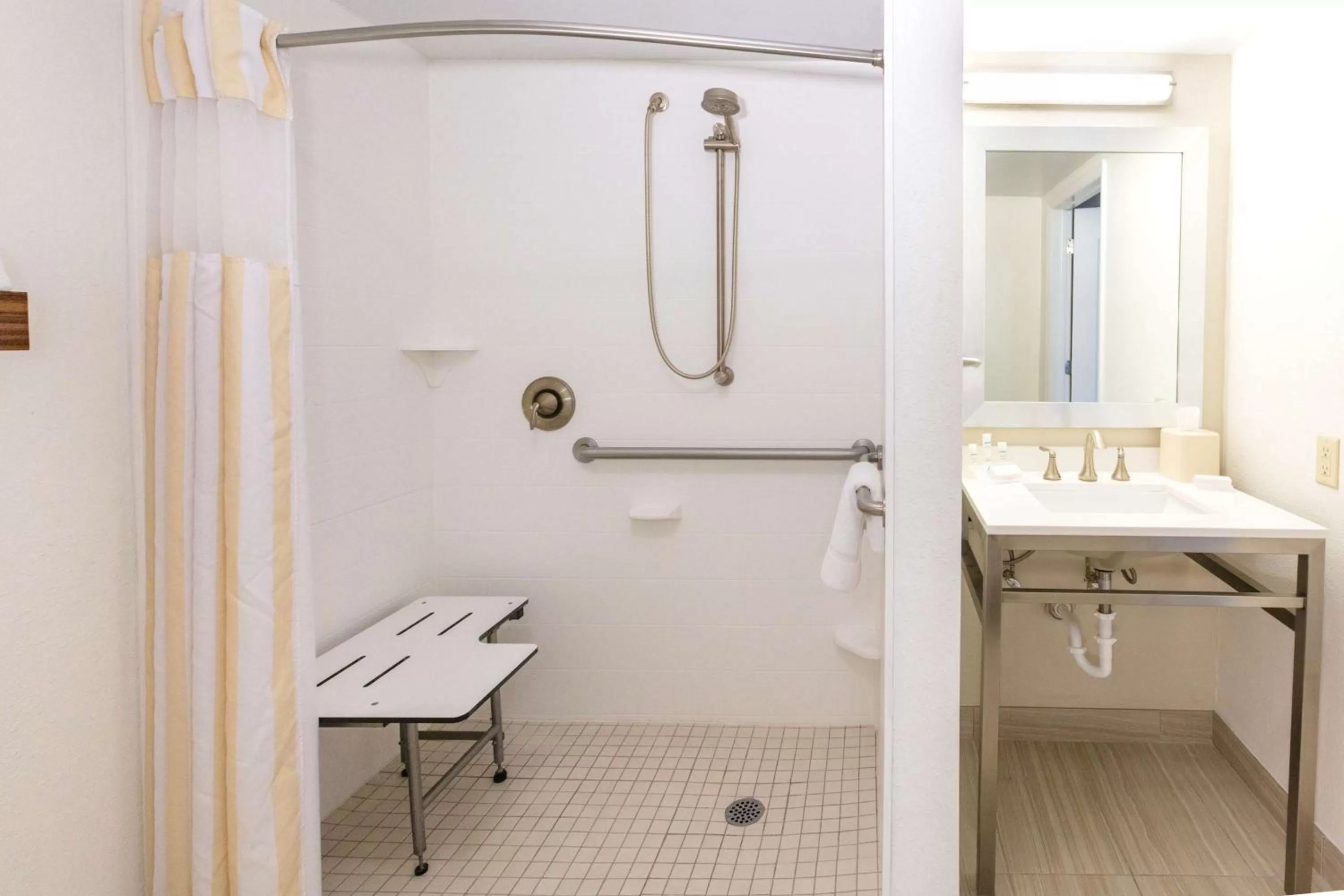 Bathroom in Hilton Garden Inn Jacksonville Airport