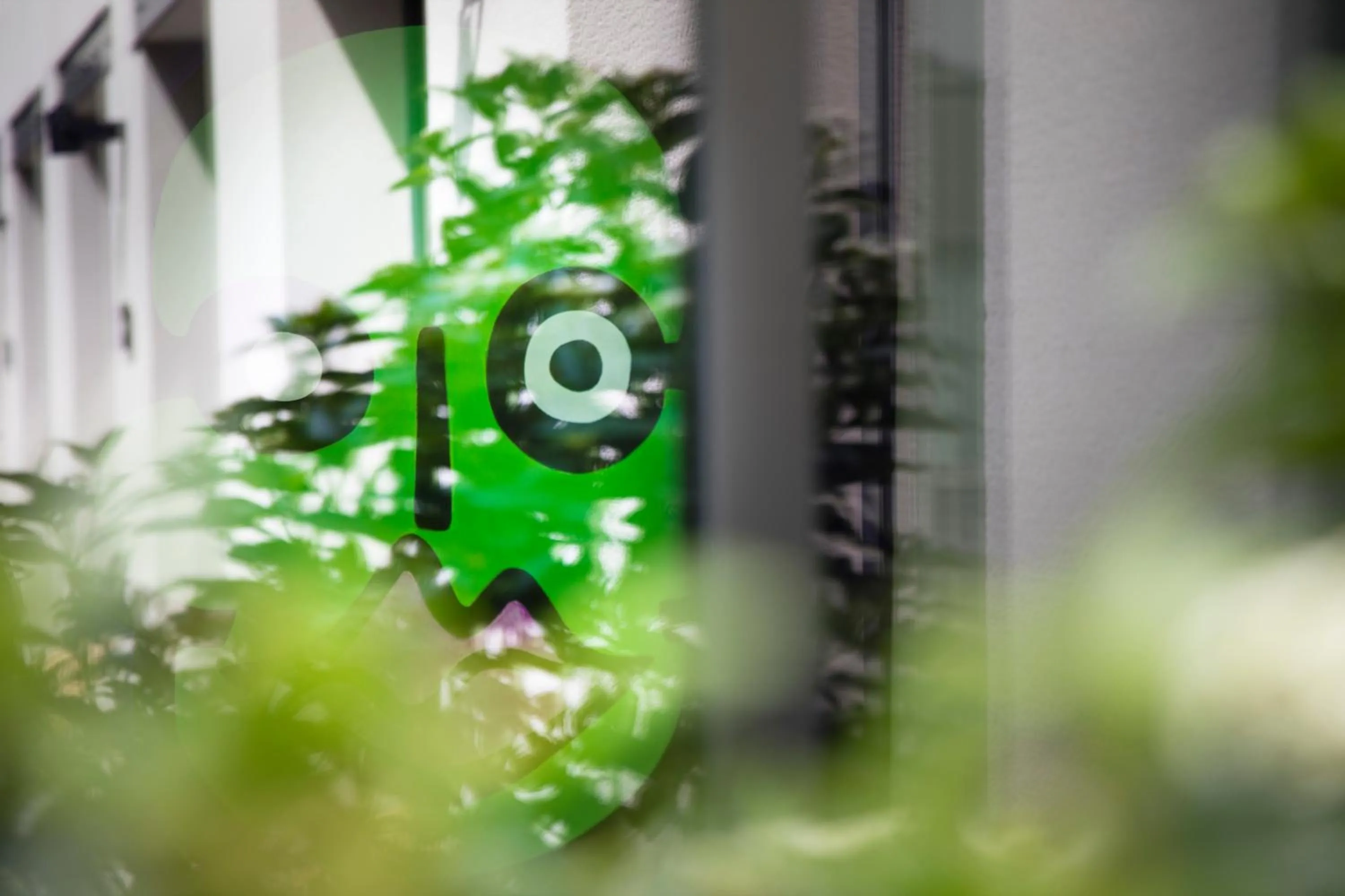 Garden view in Hôtel Les Deux Girafes