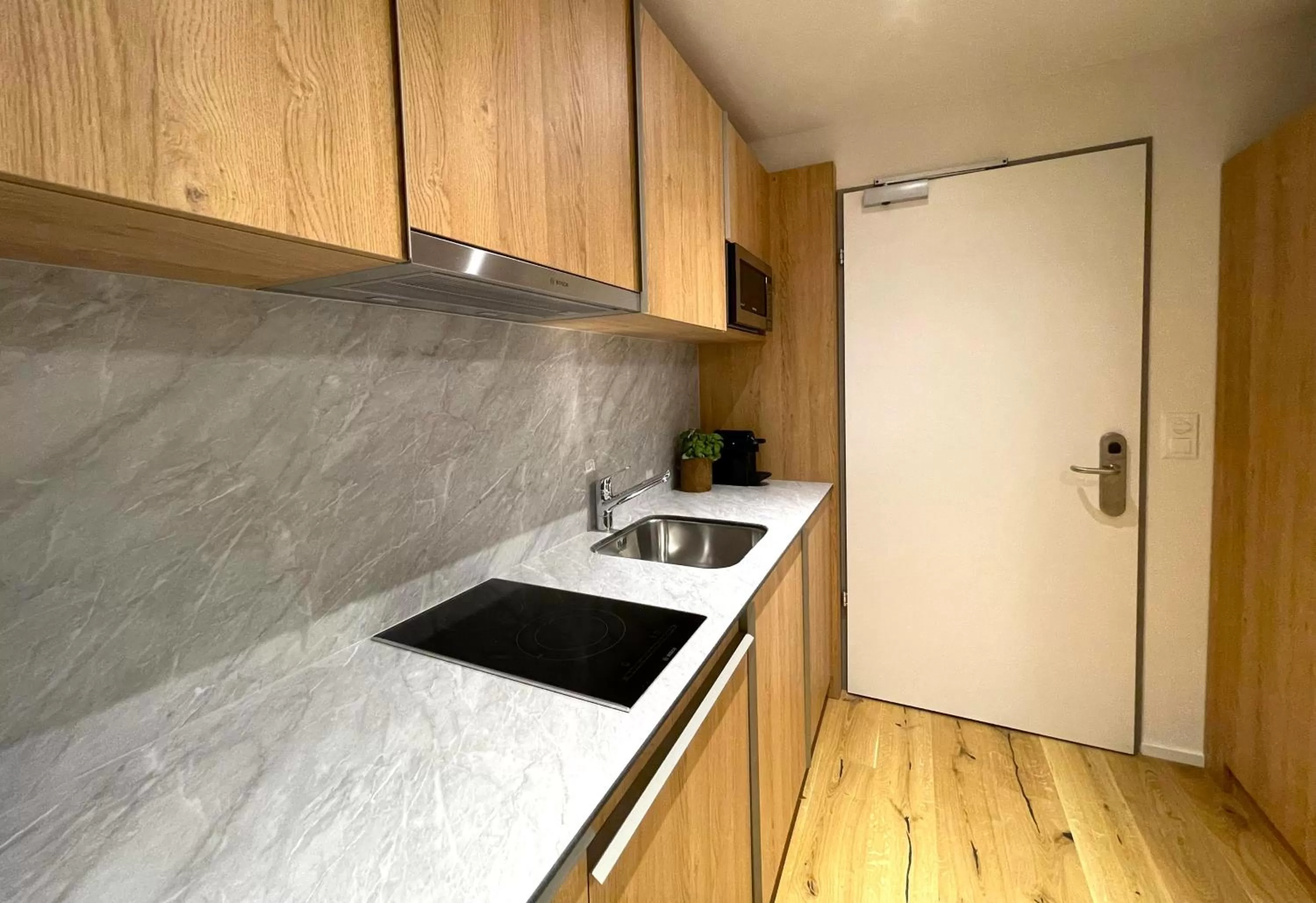 Kitchen or kitchenette, Kitchen/Kitchenette in AARDO - kind of a hotel 'Self Check-in'