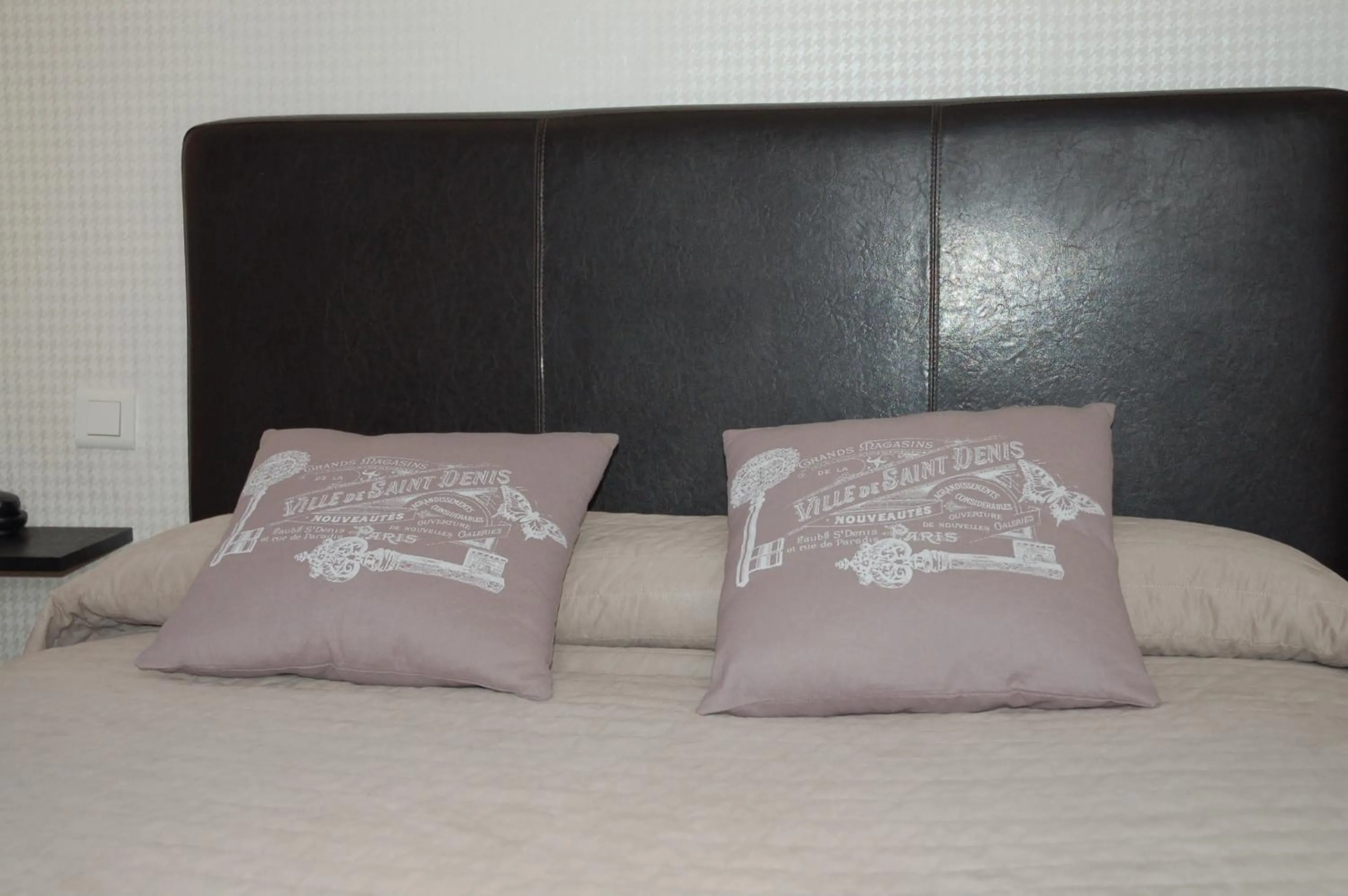 Decorative detail, Bed in Hôtel de L'Avenue