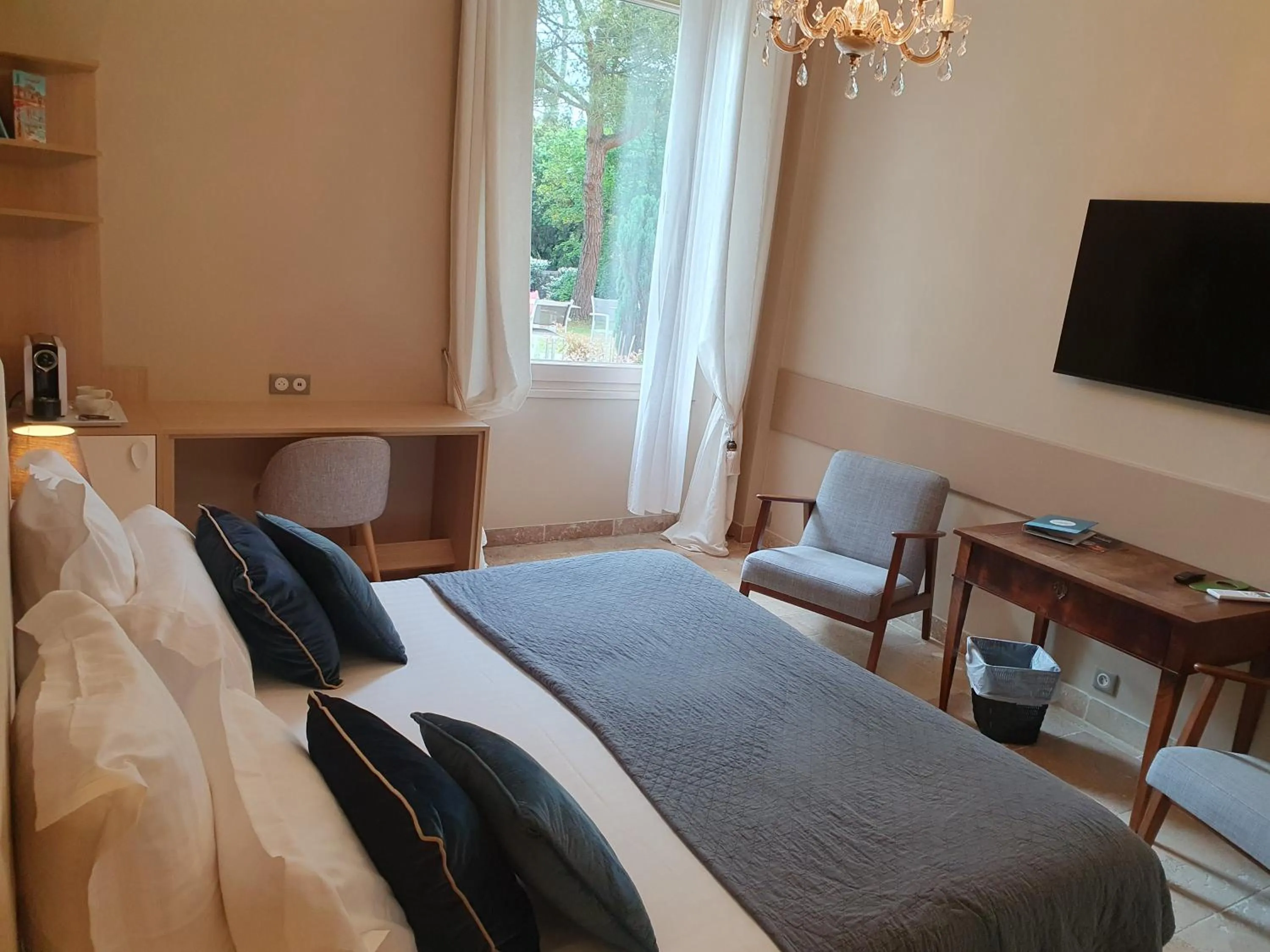 Property building, Bed in Hôtel The Originals Résidence de Rohan (EX RELAIS DU SILENCE)